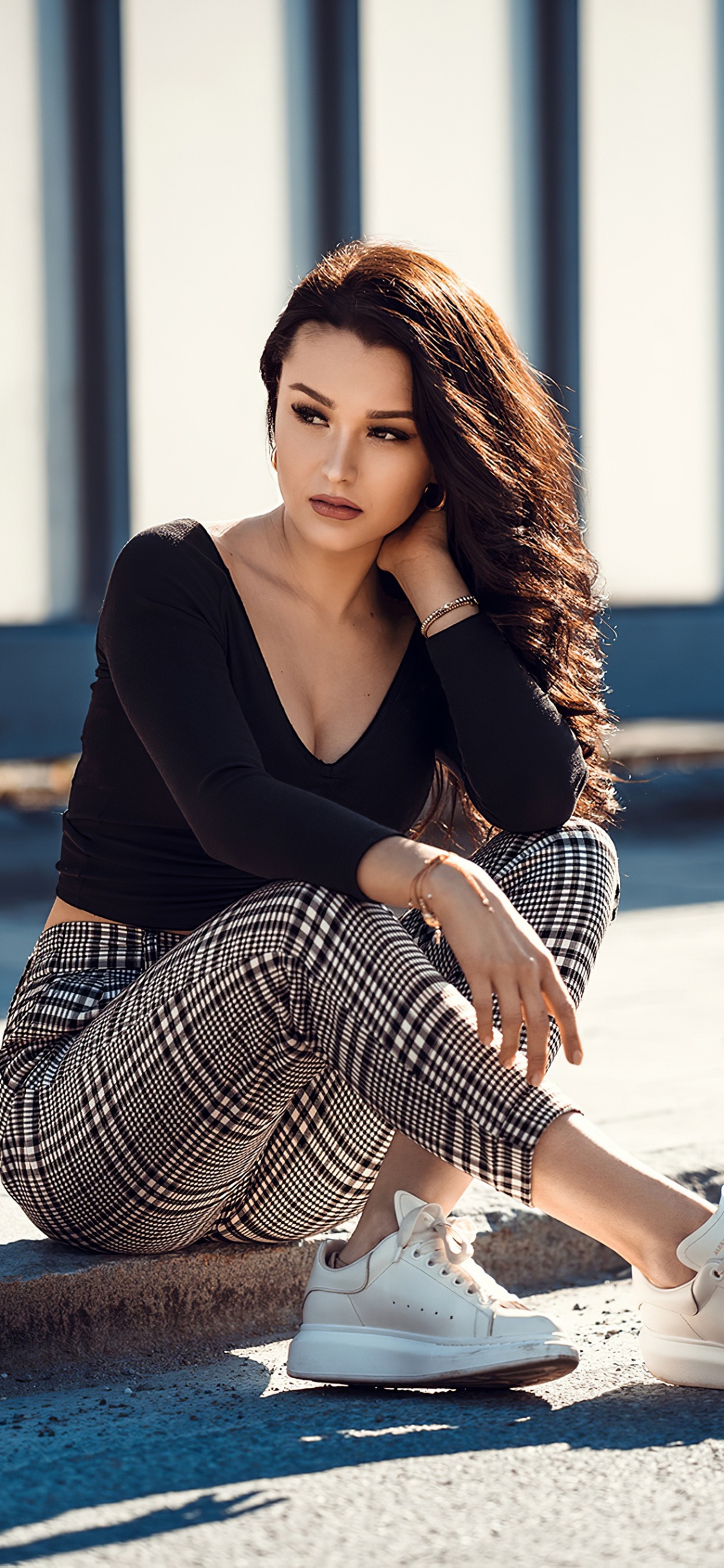 Обои платье, кожа, красота, маленькое черное платье, сидящий в разрешении 1125x2436