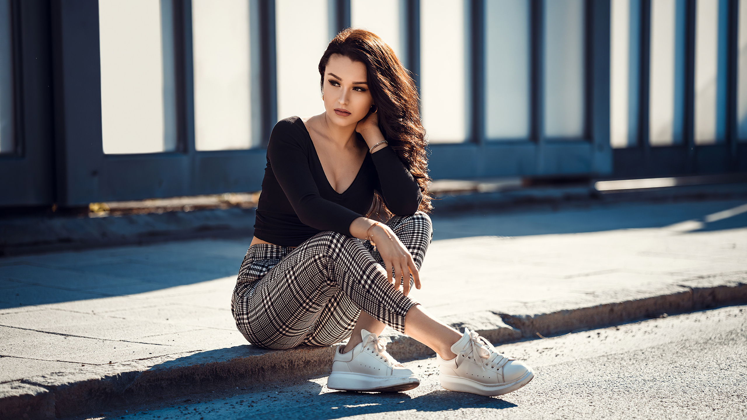 Обои платье, кожа, красота, маленькое черное платье, сидящий в разрешении 2560x1440