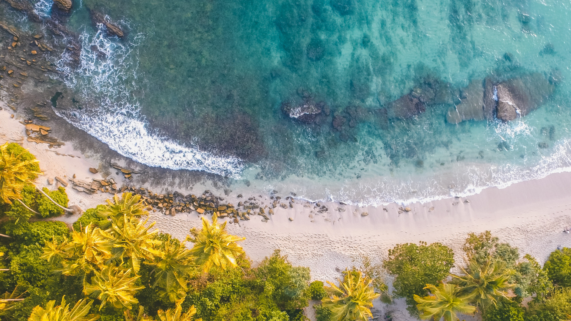 Обои выстрел с дрона на пляже, пляж, песок, берег, вода в разрешении 1920x1080