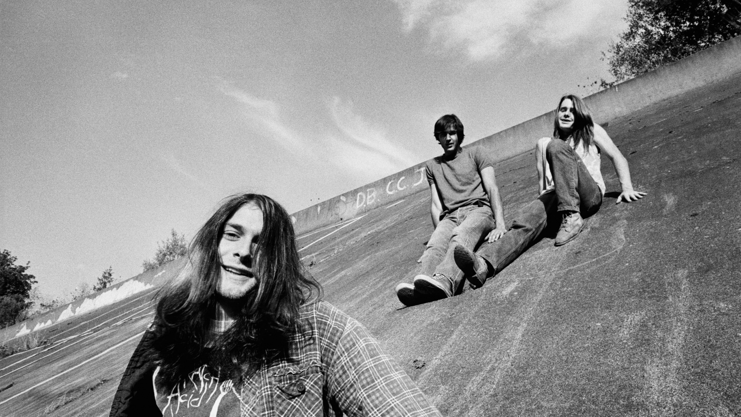 Обои нирвана, отбеливатель, гранж, барабанщик, белые в разрешении 2560x1440