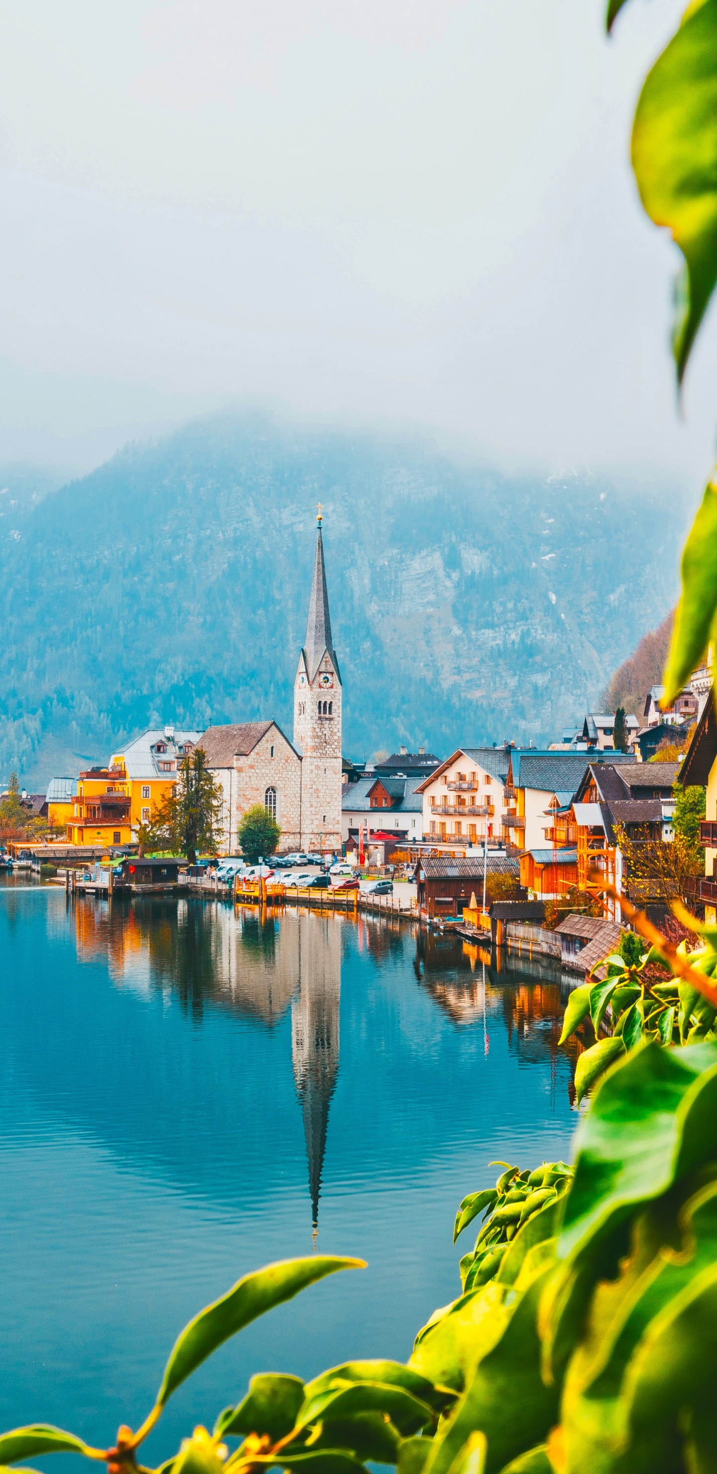 Обои вода, гидроресурсы, гора, здание, зеленый в разрешении 1440x2960