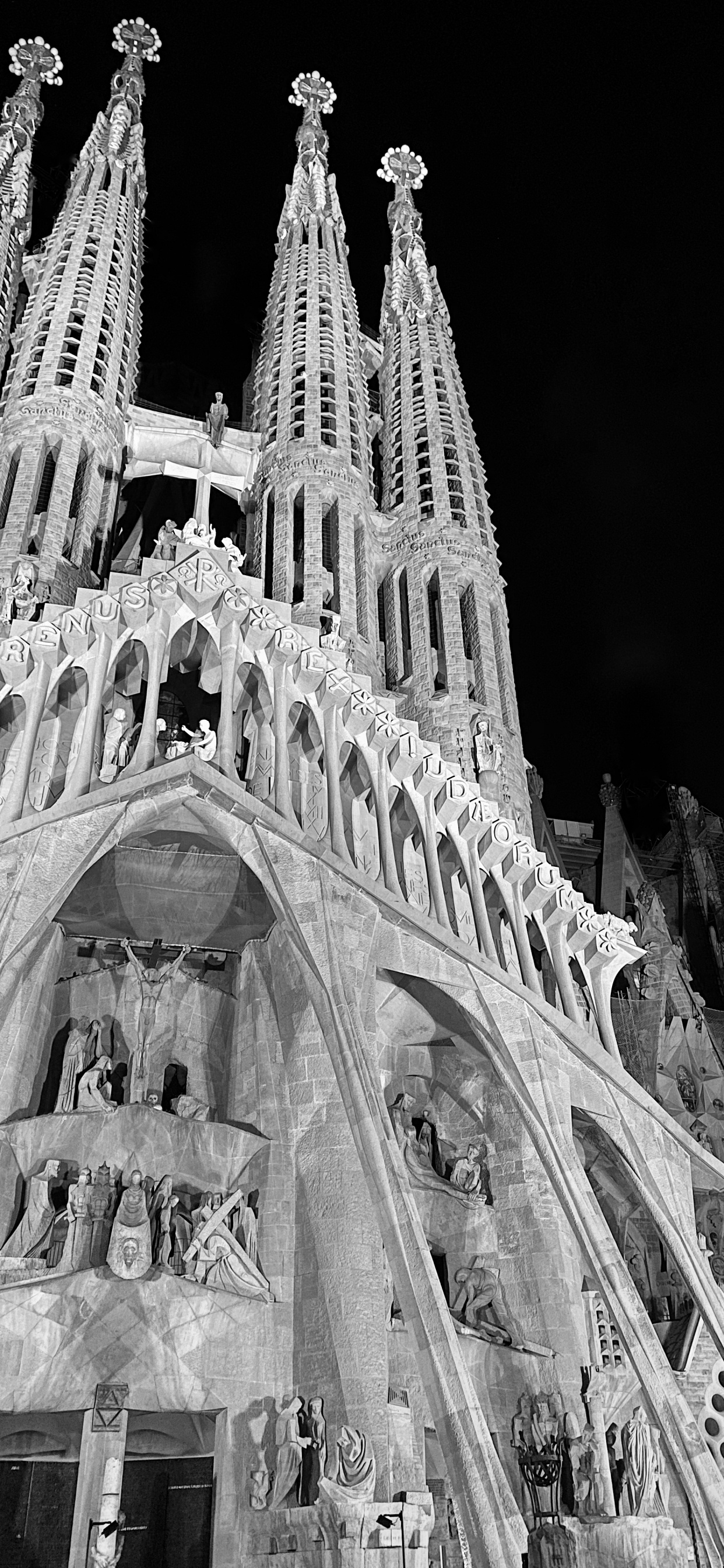 Обои ориентир, архитектура, ночь, готическая архитектура, средневековая архитектура в разрешении 1242x2688