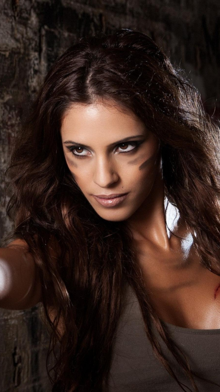 Обои Девушки с оружием, орудие, мышца, модель, пушка в разрешении 750x1334