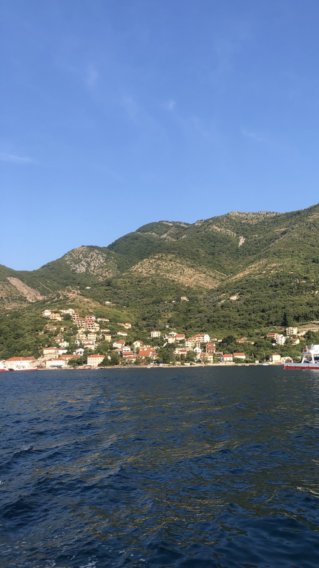 Обои вода, горный рельеф, холм, нагорье, водный путь в разрешении 1080x1920