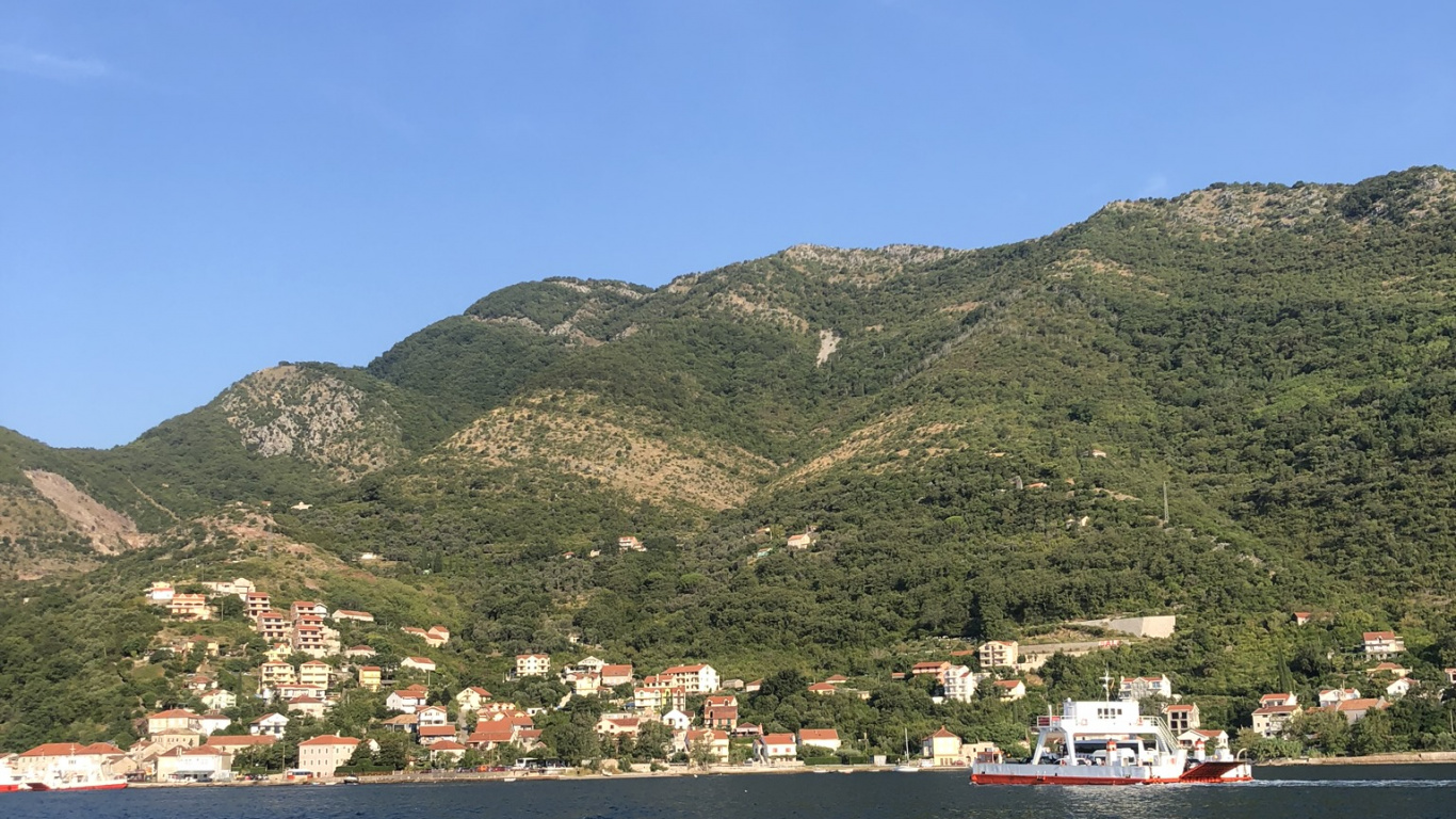 Обои вода, горный рельеф, холм, нагорье, водный путь в разрешении 1366x768