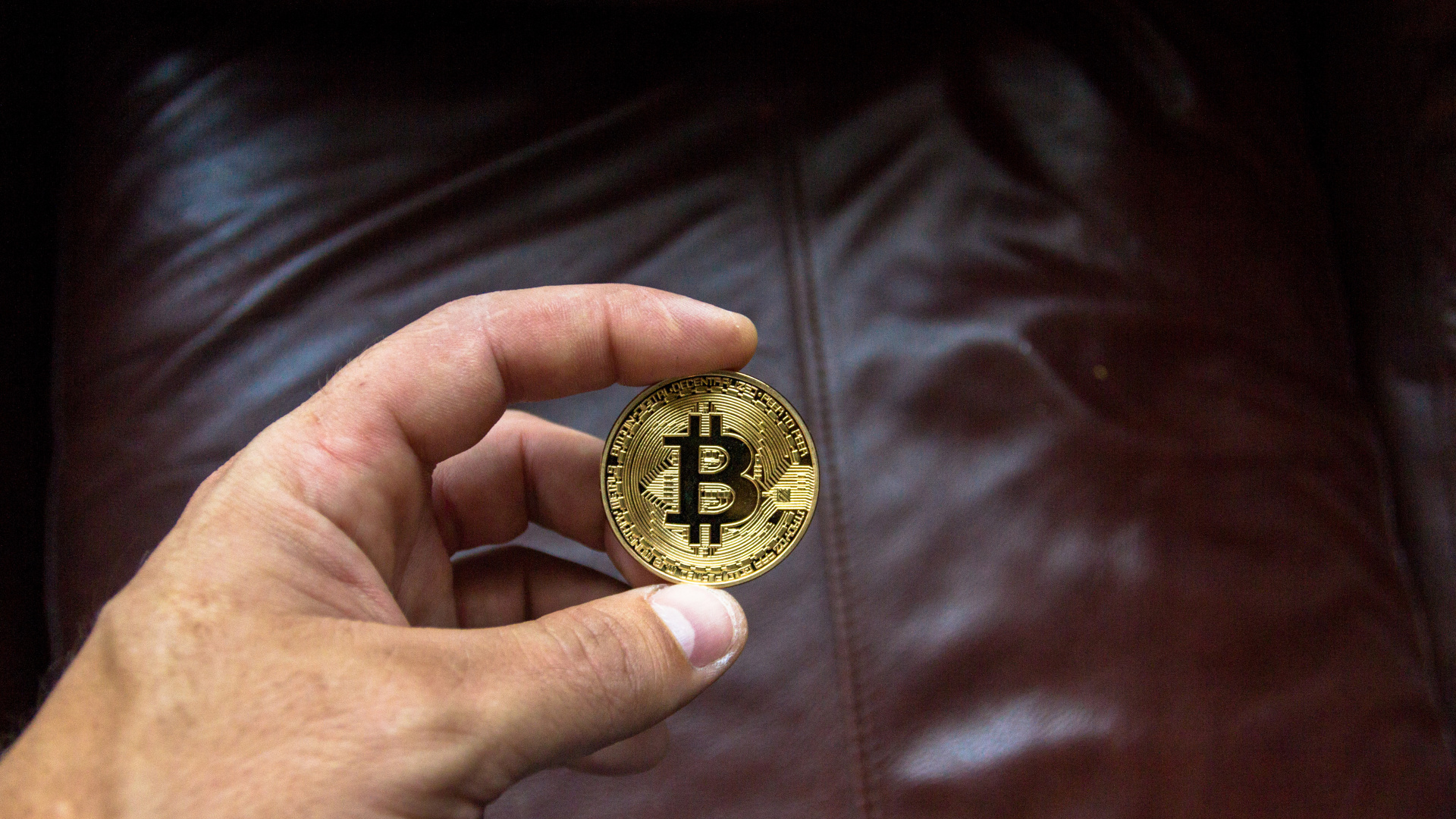 Обои биткоин силы, биткоин, Криптовалюта, Биткоин Золото, палец в разрешении 1920x1080