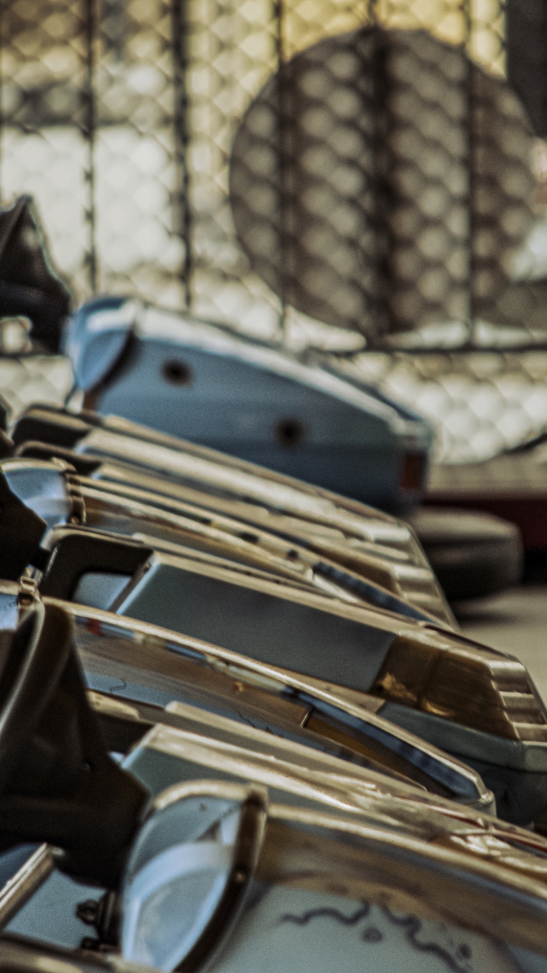 Обои урбанизация, легковые автомобили, капюшон, автомобильные шины, автомобильное освещение в разрешении 1080x1920