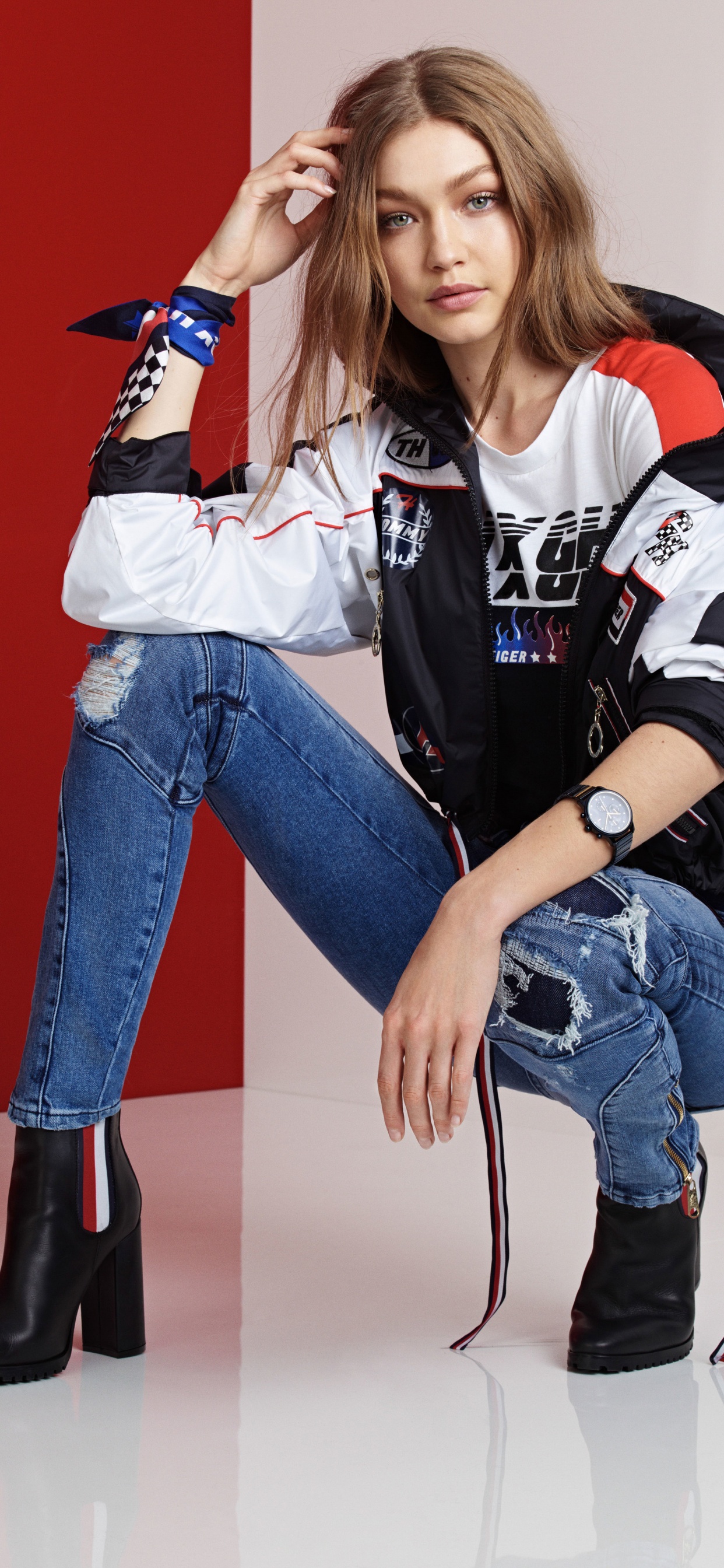 Обои Томми Хилфигер Джиджи Хадид, футболка, Томми Хилфигер, башмак, часы в разрешении 1242x2688