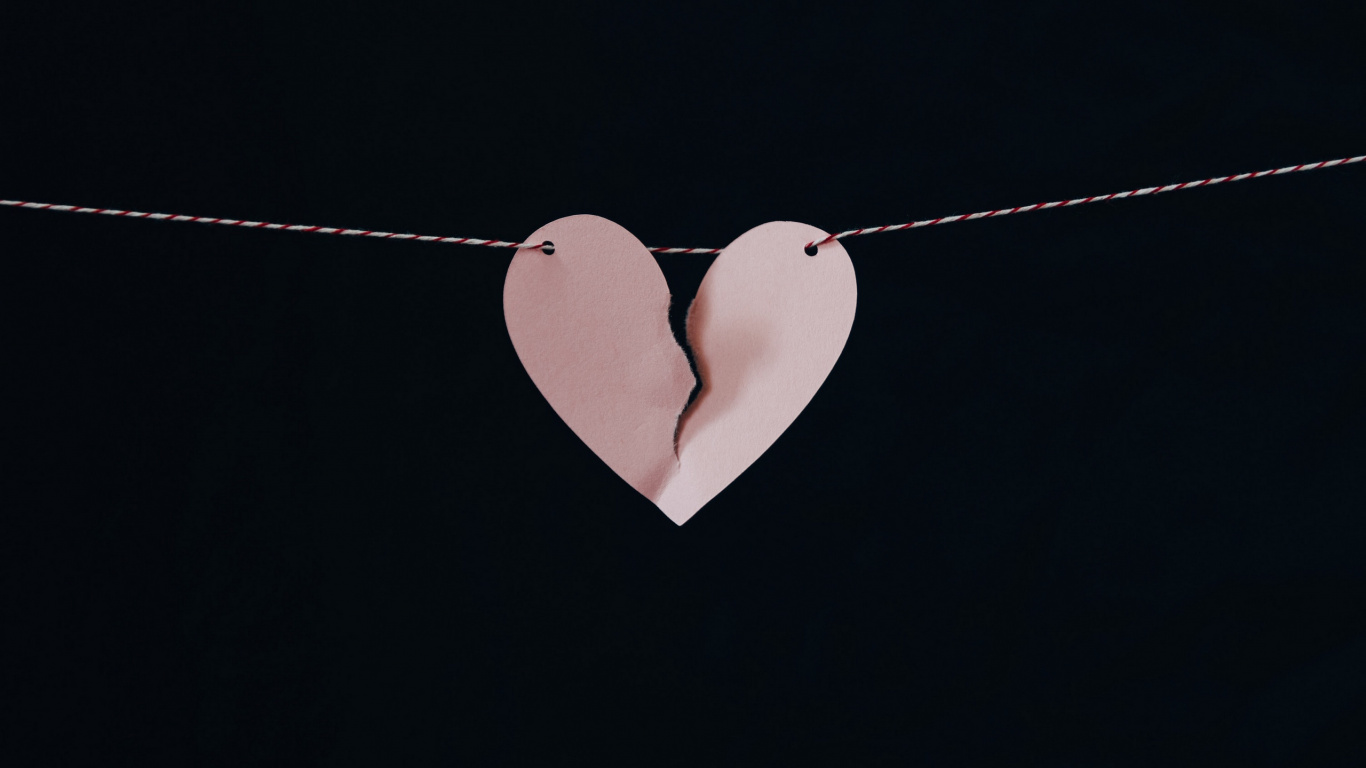 Обои сердце, любовь, ожерелье, ювелирные изделия, темнота в разрешении 1366x768