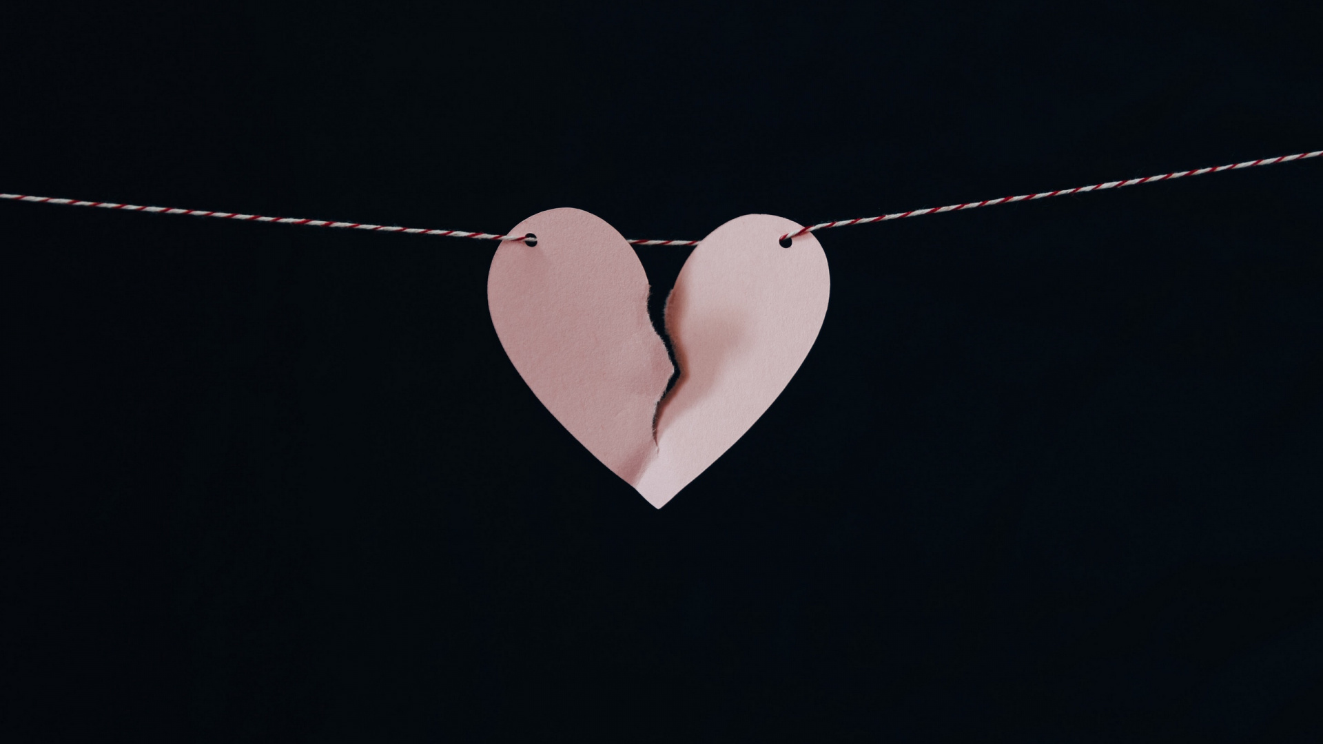 Обои сердце, любовь, ожерелье, ювелирные изделия, темнота в разрешении 1920x1080