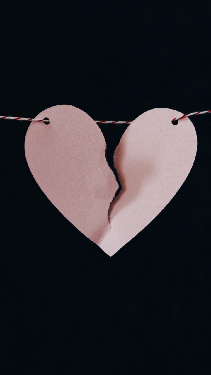 Обои сердце, любовь, ожерелье, ювелирные изделия, темнота в разрешении 720x1280