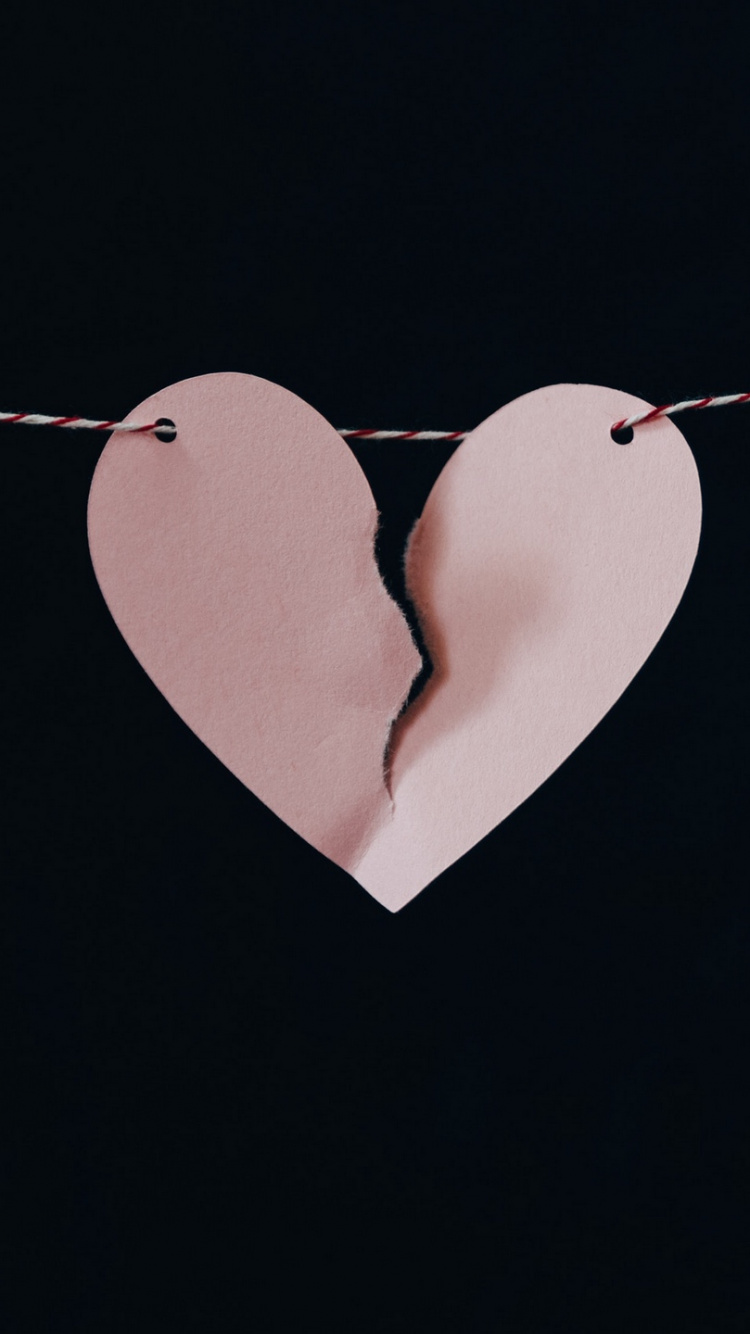 Обои сердце, любовь, ожерелье, ювелирные изделия, темнота в разрешении 750x1334