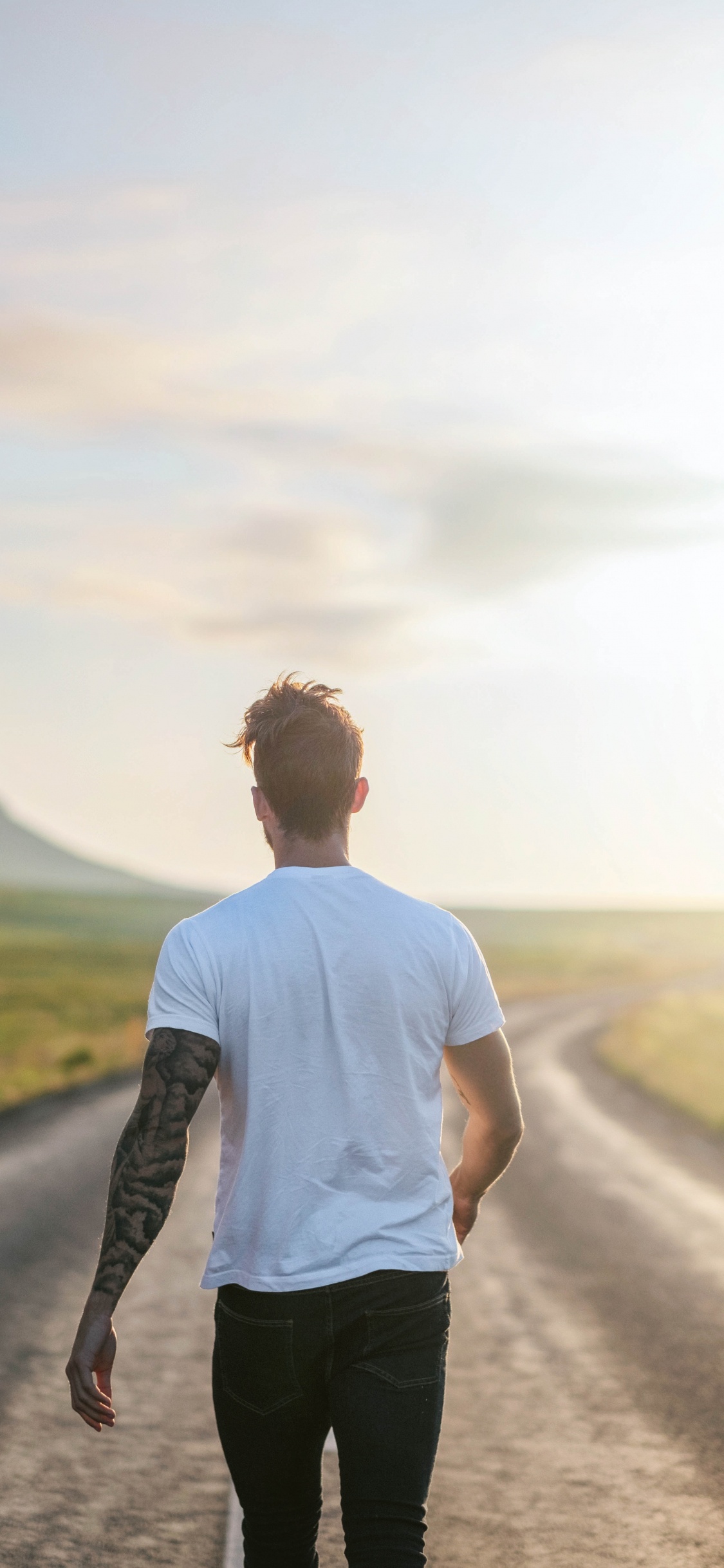 Обои Люди в природе, стояние, желтый, дорога, снимок в разрешении 1125x2436