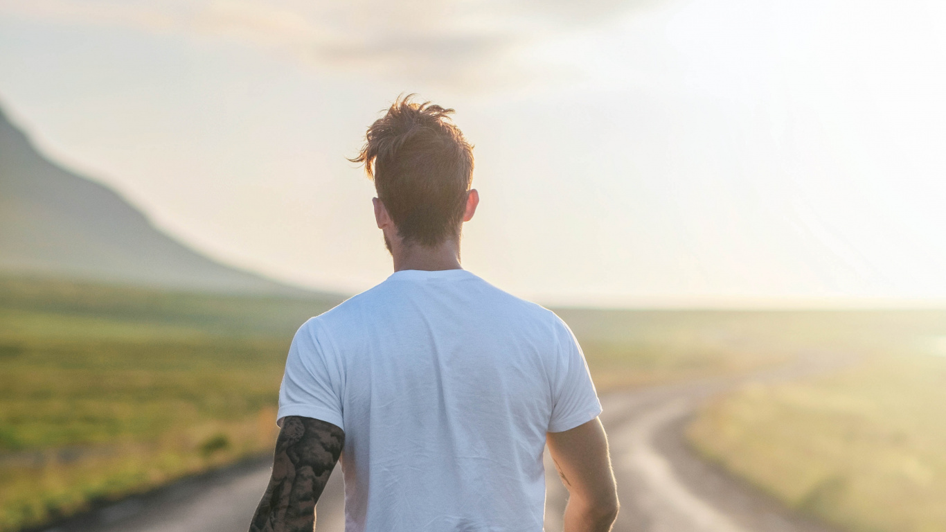 Обои Люди в природе, стояние, желтый, дорога, снимок в разрешении 1366x768