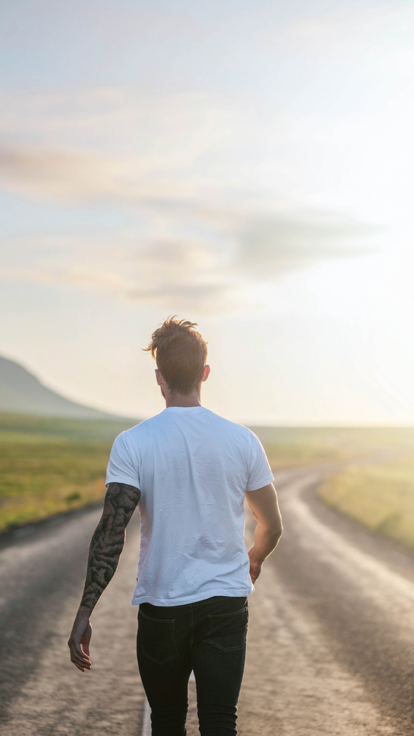 Обои Люди в природе, стояние, желтый, дорога, снимок в разрешении 1440x2560