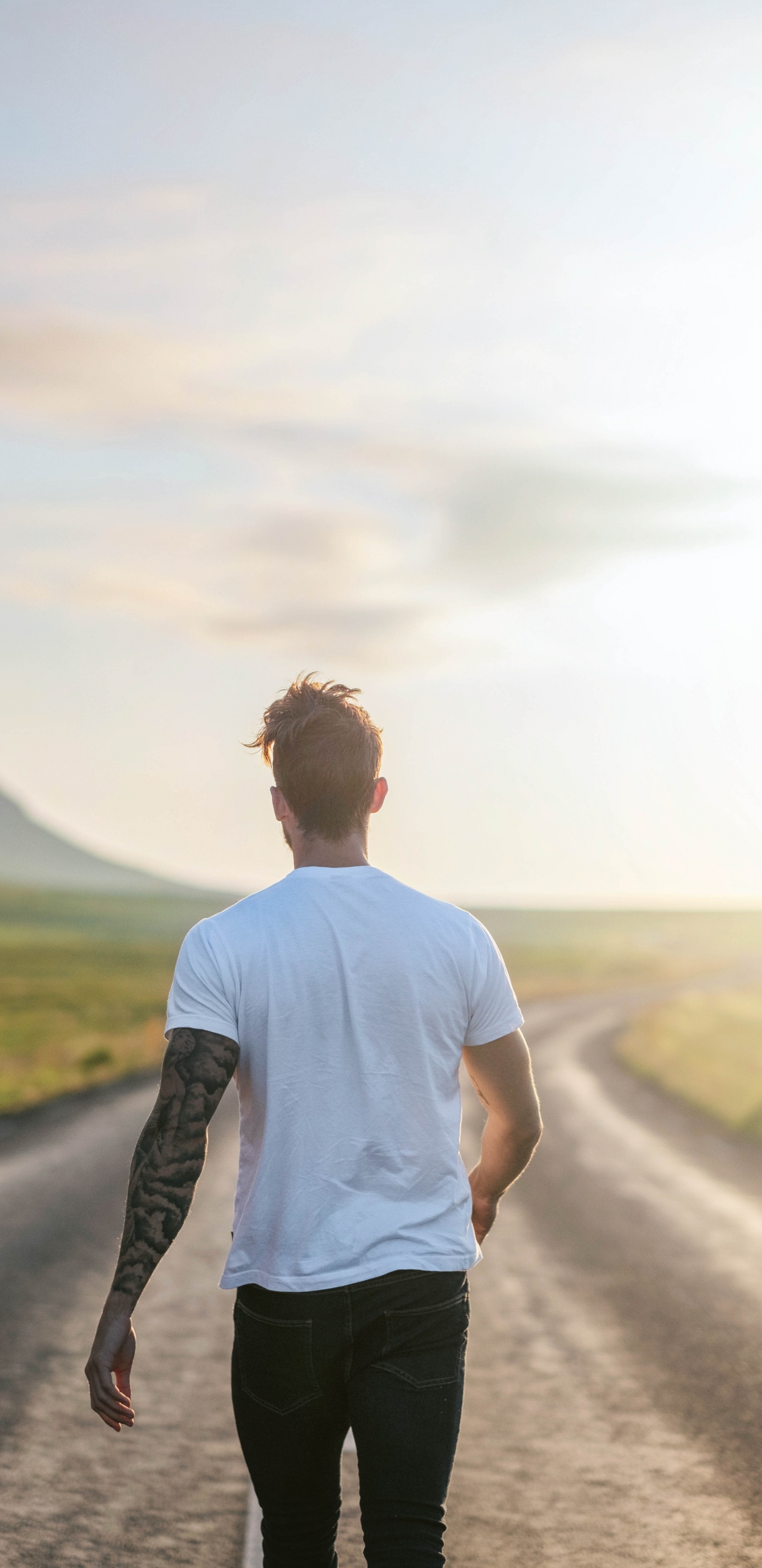 Обои Люди в природе, стояние, желтый, дорога, снимок в разрешении 1440x2960