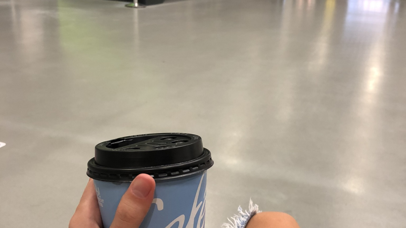 Обои этаж, легковые автомобили, теленок, физическая подготовка, человеческая нога в разрешении 1366x768