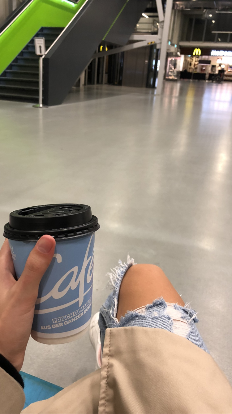 Обои этаж, легковые автомобили, теленок, физическая подготовка, человеческая нога в разрешении 750x1334