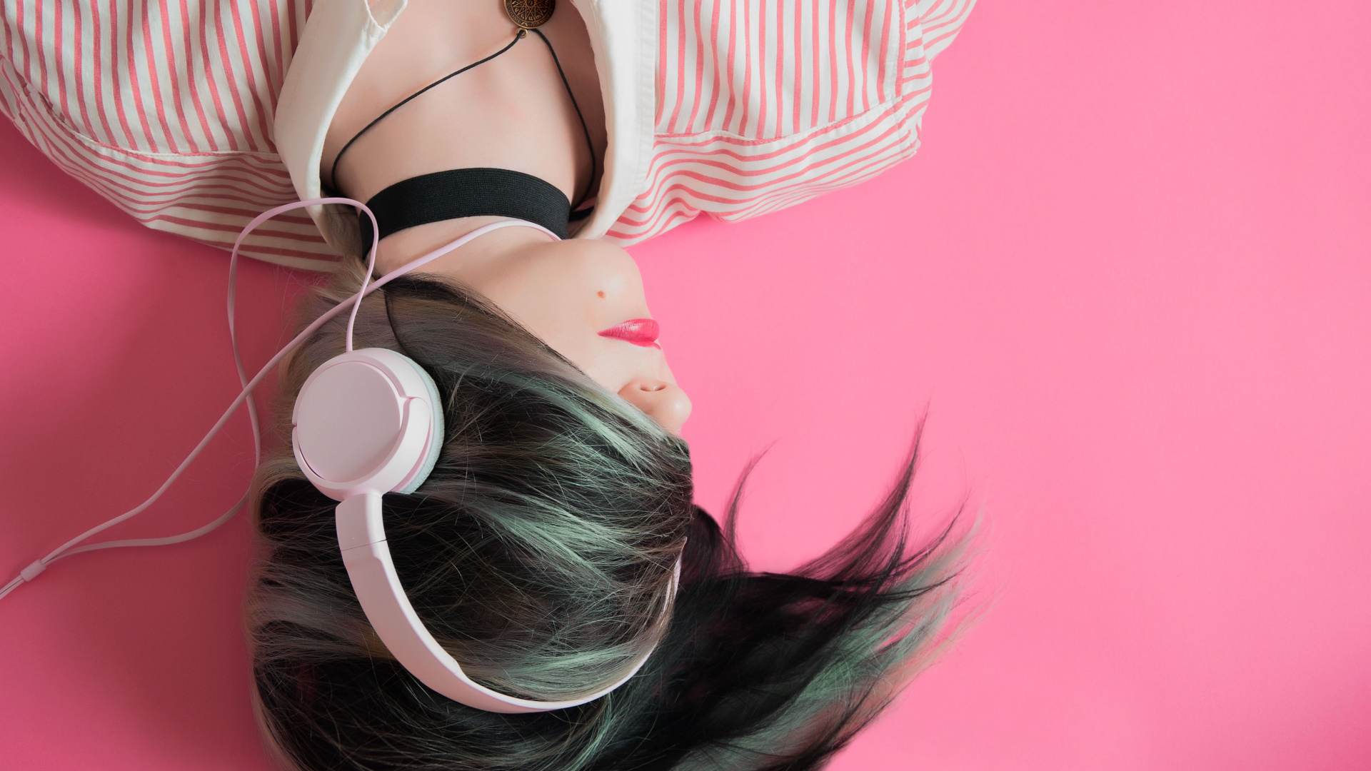 Обои наушники, волосы, розовый, красота, прическа в разрешении 1920x1080