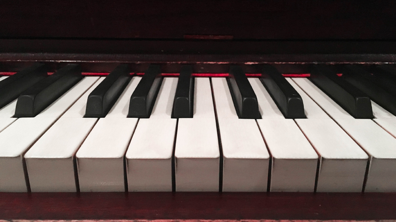 Обои фортепьяно, синтезатор, клавиатура, ключ, музыкальный инструмент в разрешении 1280x720