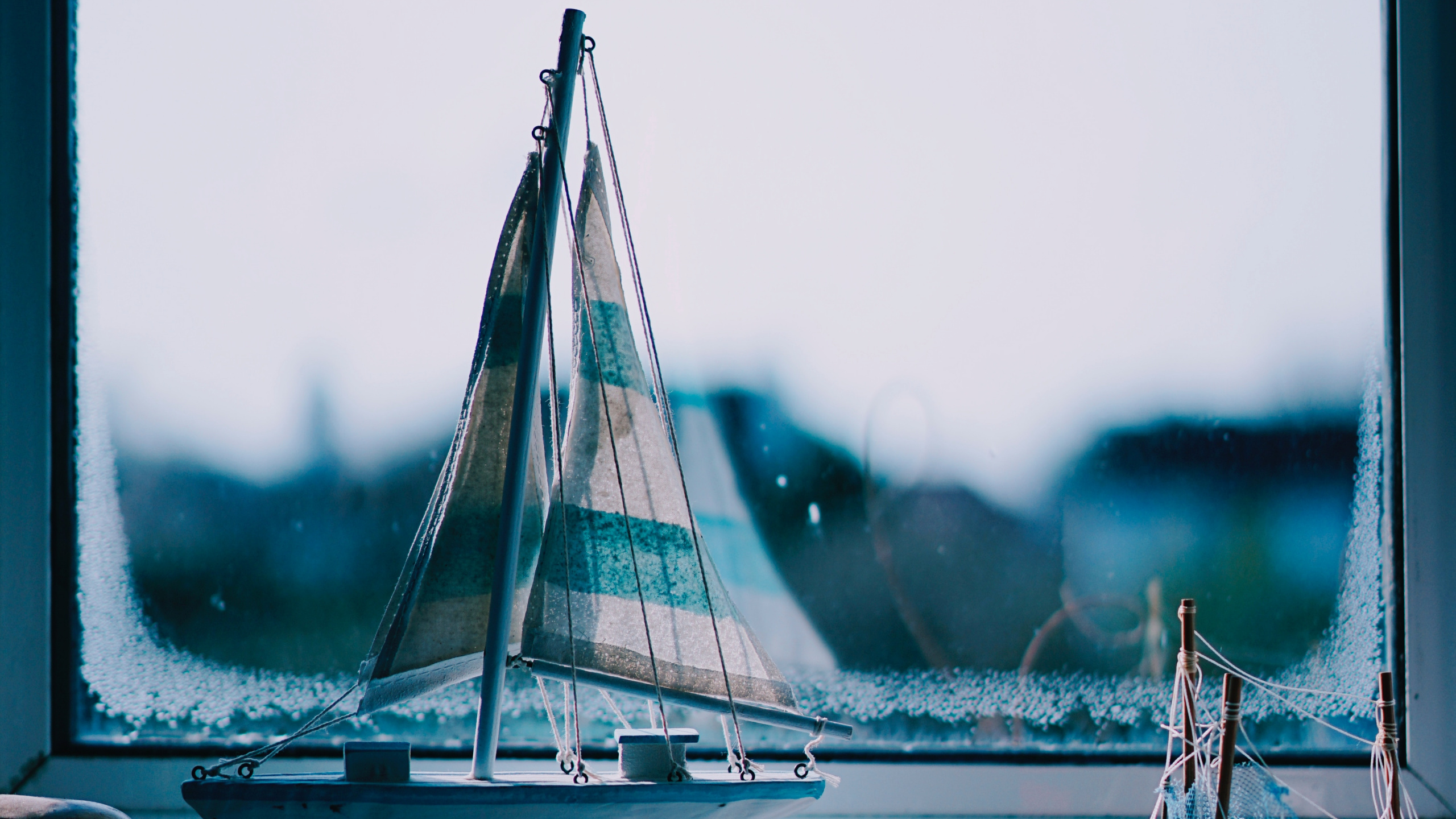 Обои вода, мореплавание, лодка, парусная шлюпка, мачта в разрешении 2560x1440