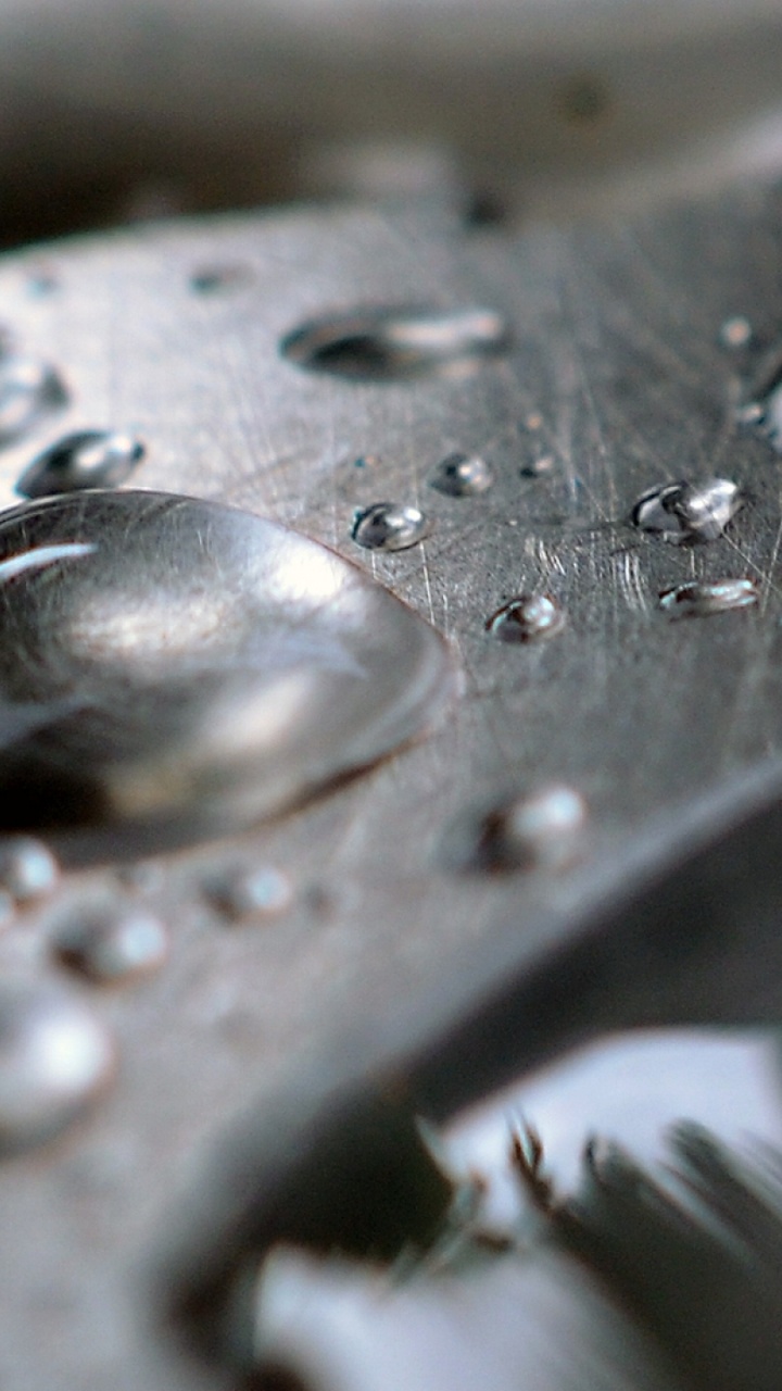 Обои падение, вода, металл, металл макрос, крупный план в разрешении 720x1280
