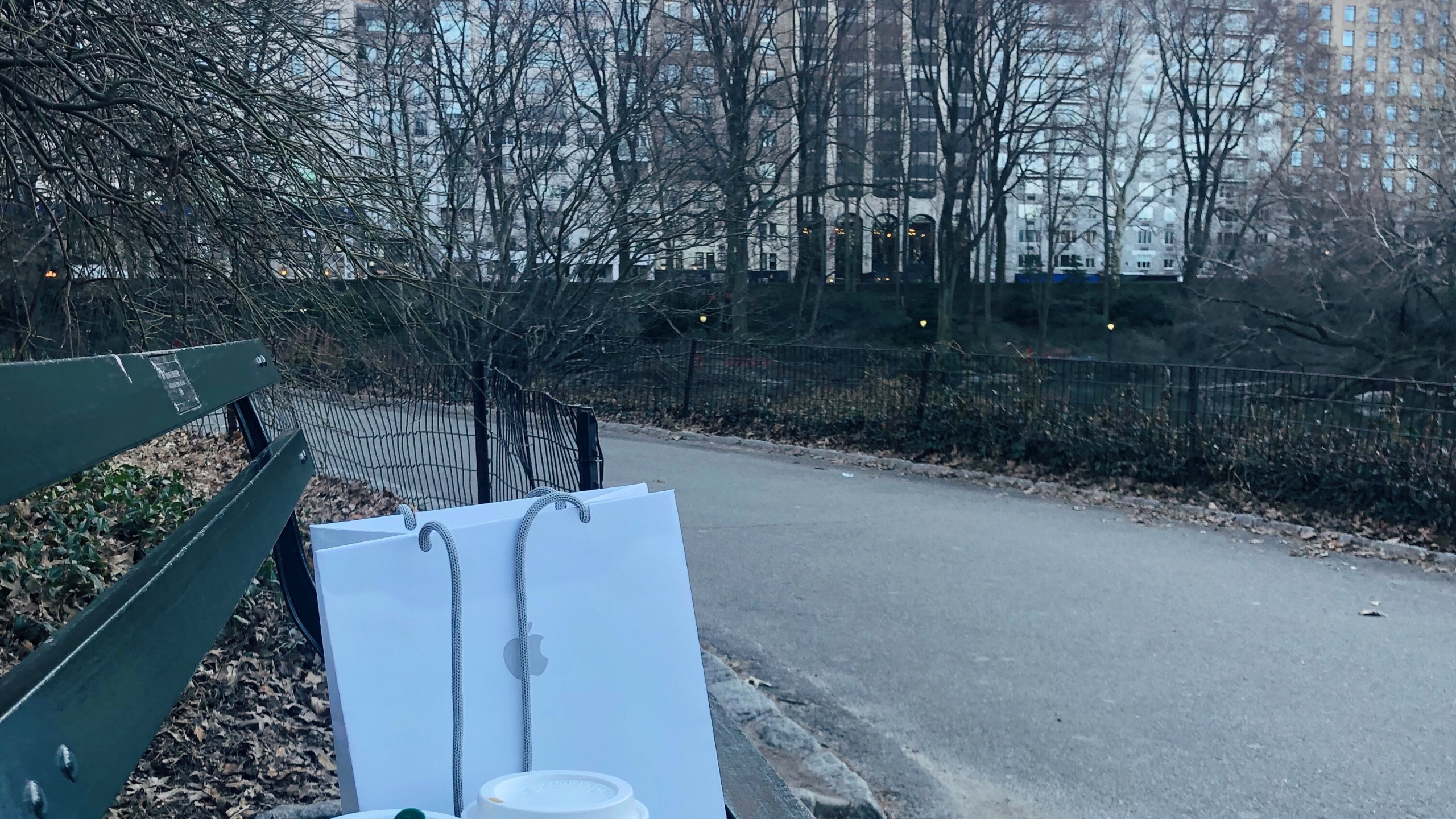 Обои городской район, вода, небьющиеся, башня, здание в разрешении 2560x1440