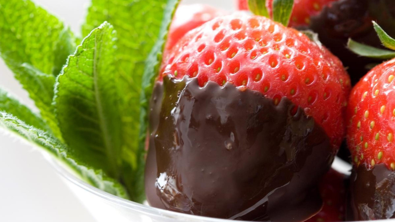 Обои клубника, фрукты, пища, природные продукты, шоколад в разрешении 1280x720