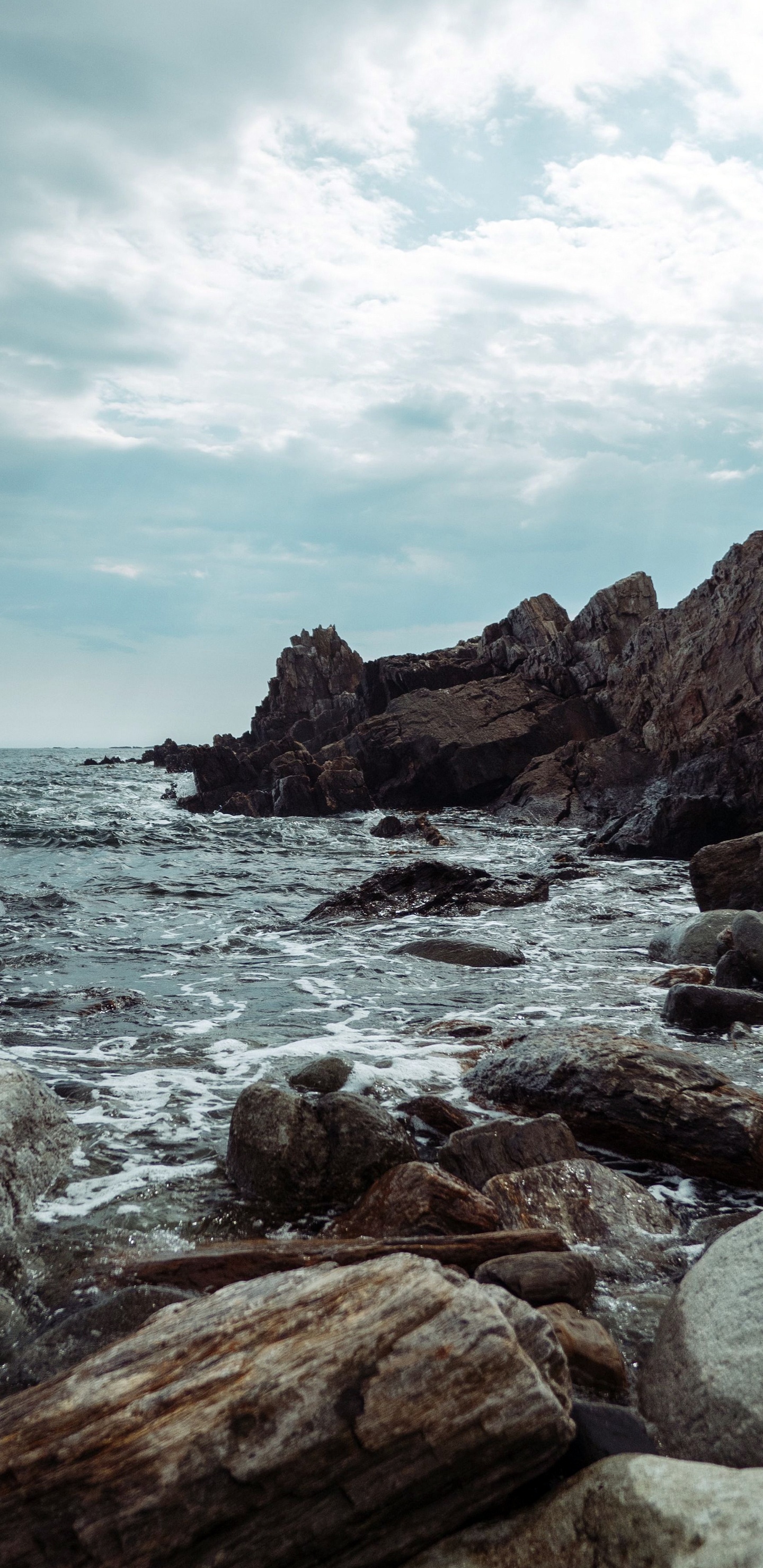 Обои море, побережье, вода, природа, рок в разрешении 1440x2960