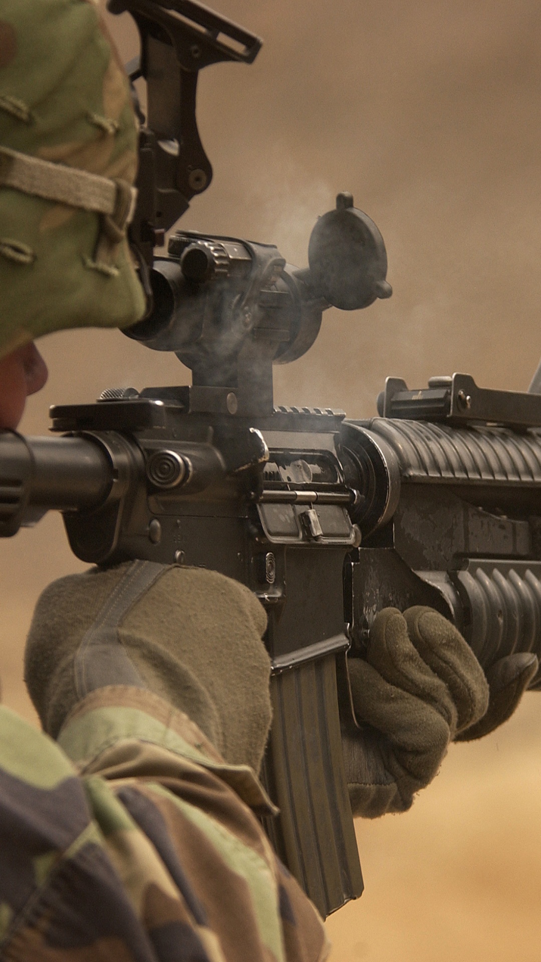 Обои солдат, орудие, огнестрельное оружие, военнослужащие, пулемет в разрешении 1080x1920