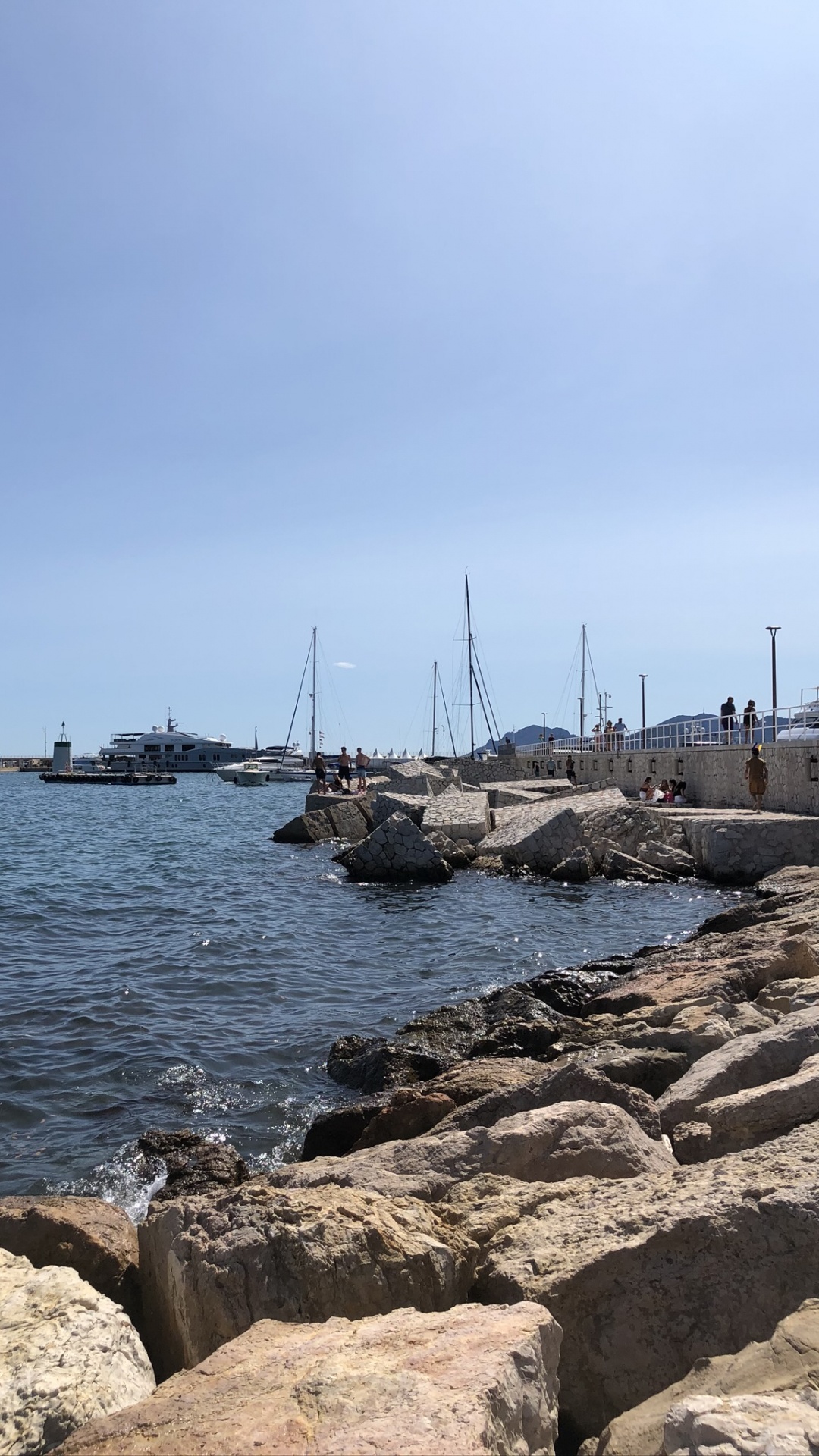 Обои море, рок, Банк, берег, коренная порода в разрешении 1080x1920