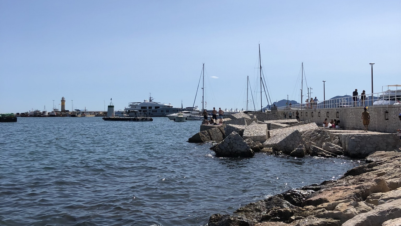 Обои море, рок, Банк, берег, коренная порода в разрешении 1280x720