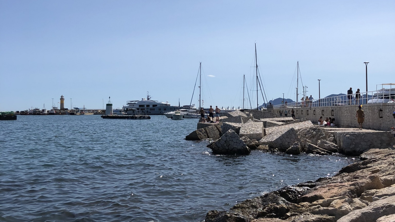 Обои море, рок, Банк, берег, коренная порода в разрешении 1366x768