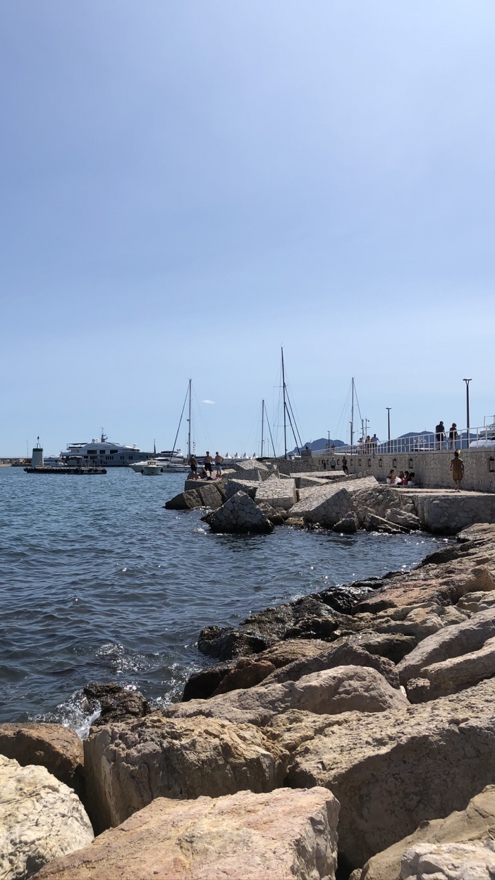 Обои море, рок, Банк, берег, коренная порода в разрешении 720x1280