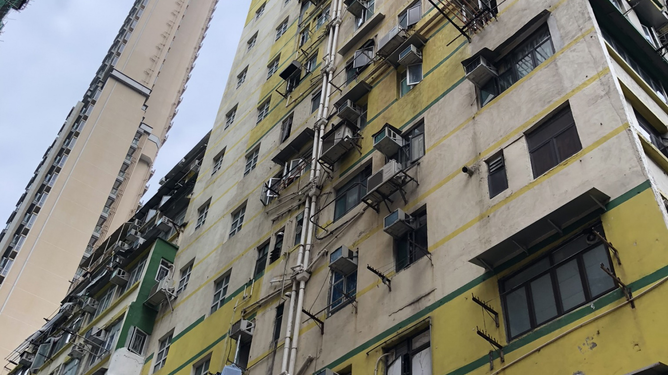 Обои башня, дневное время, архитектура, желтый, кондоминиум в разрешении 1366x768