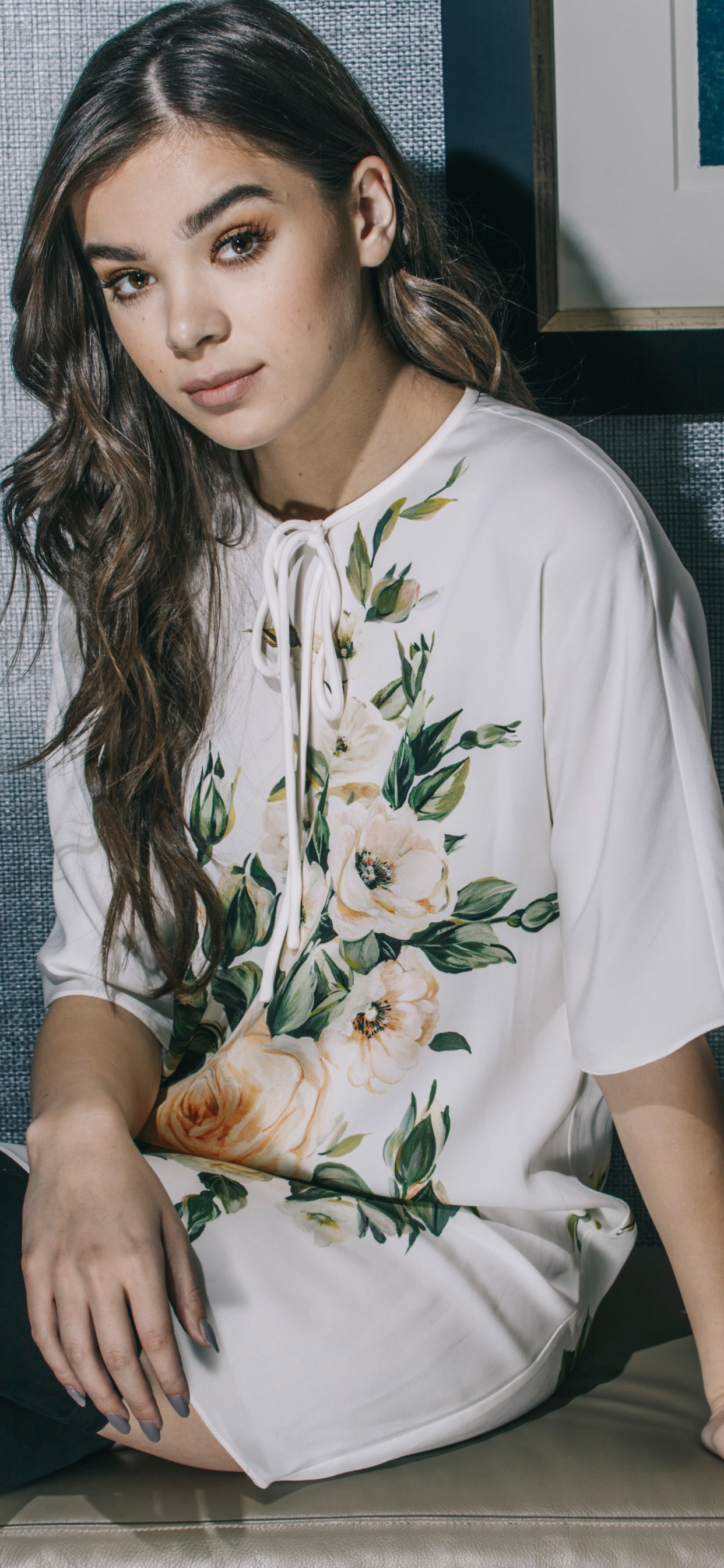 Обои hailee штайнфельд, одежда, сидящий, красота, кожа в разрешении 1242x2688