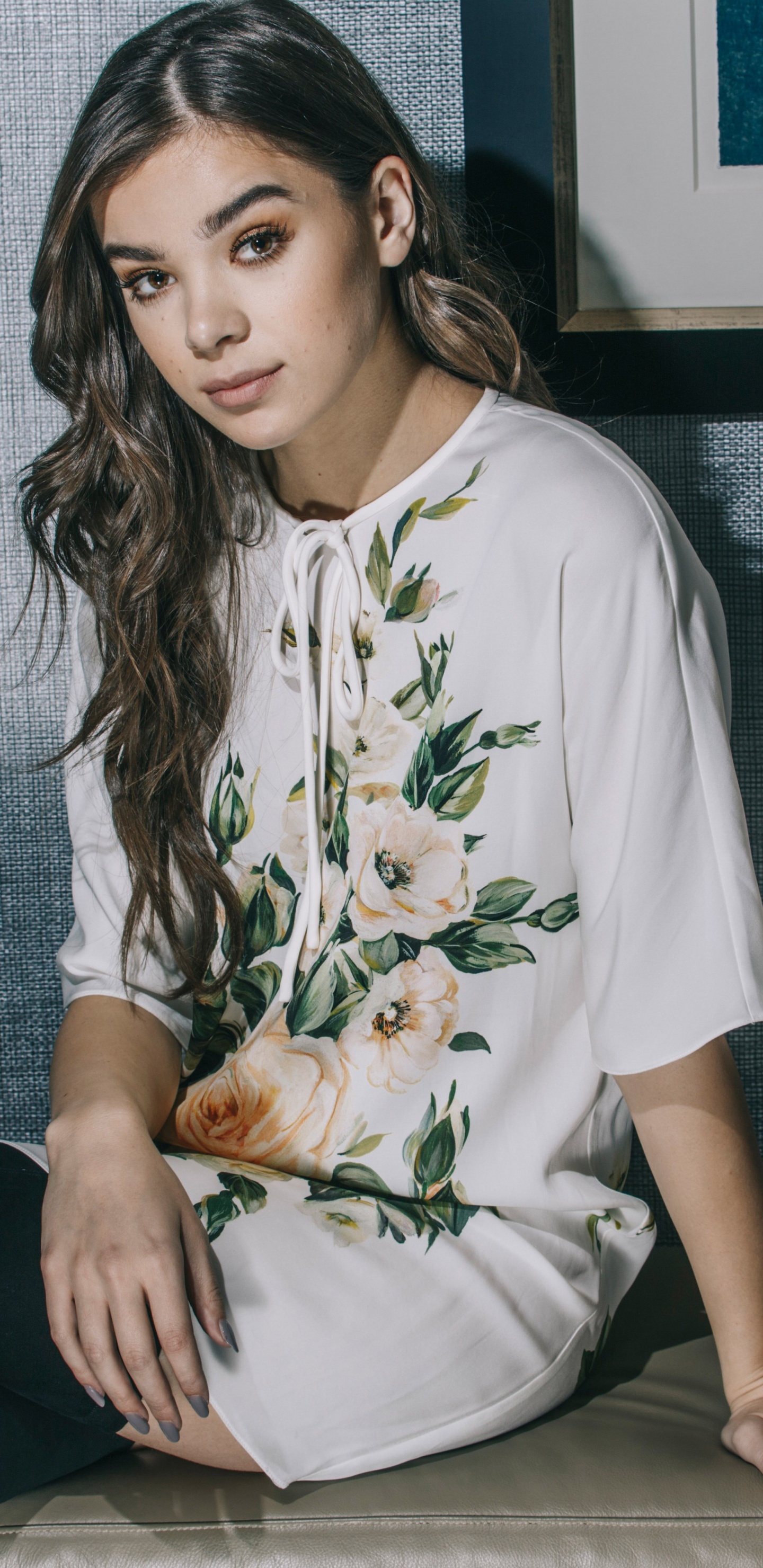 Обои hailee штайнфельд, одежда, сидящий, красота, кожа в разрешении 1440x2960