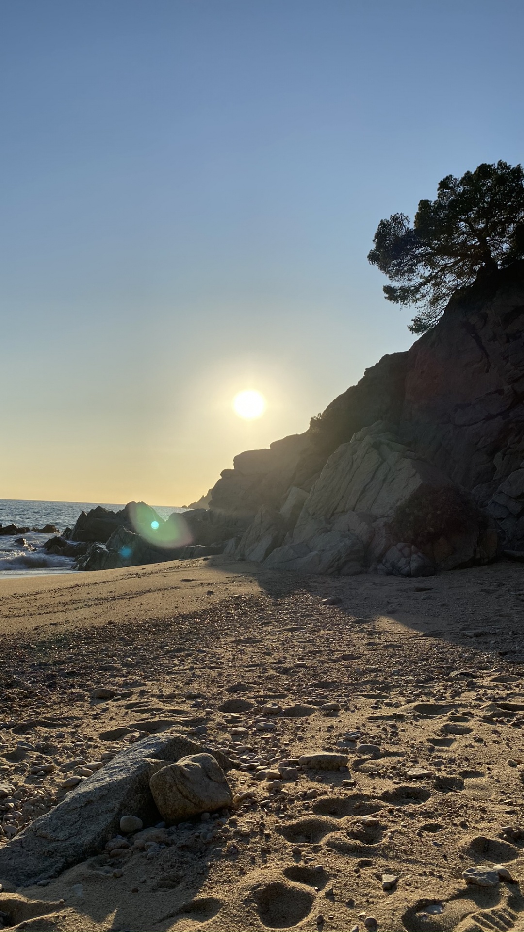 Обои море, солнце, побережье, рок, берег в разрешении 1080x1920