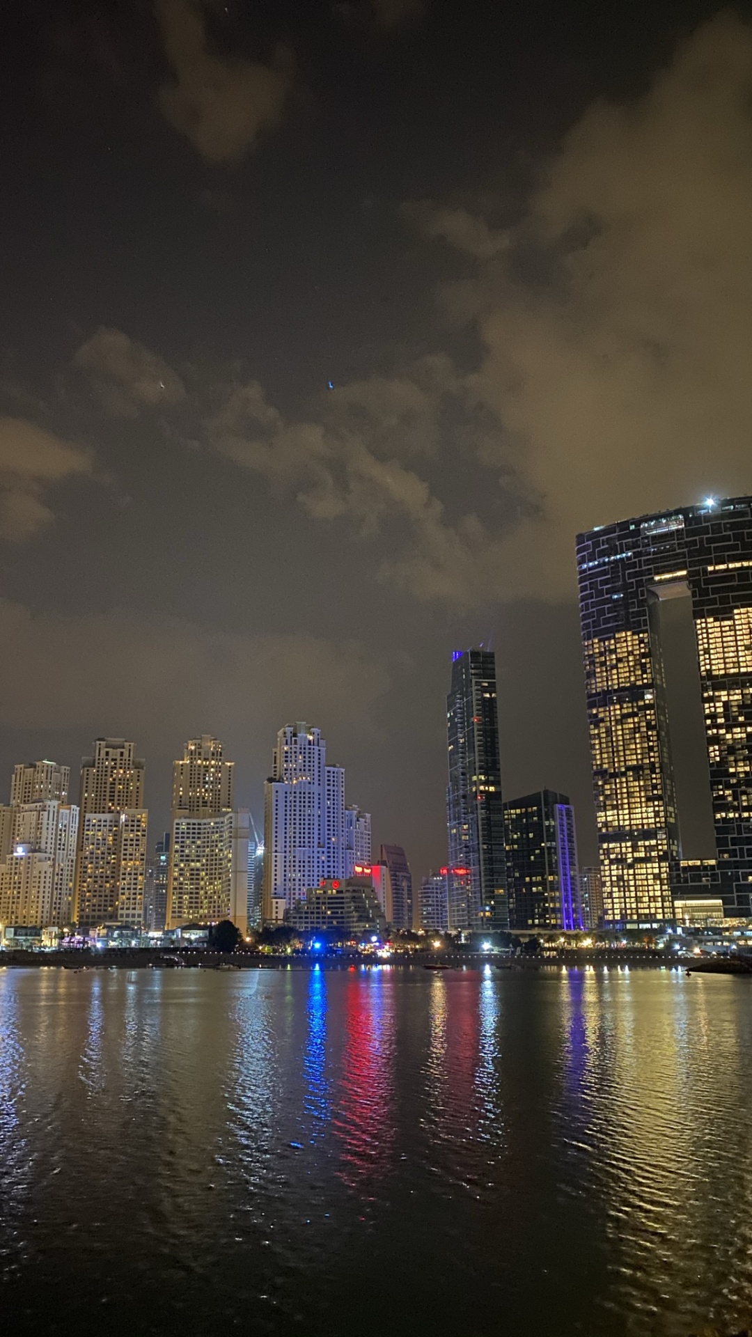 Обои городской пейзаж, вода, дневное время, башня, ночь в разрешении 1080x1920