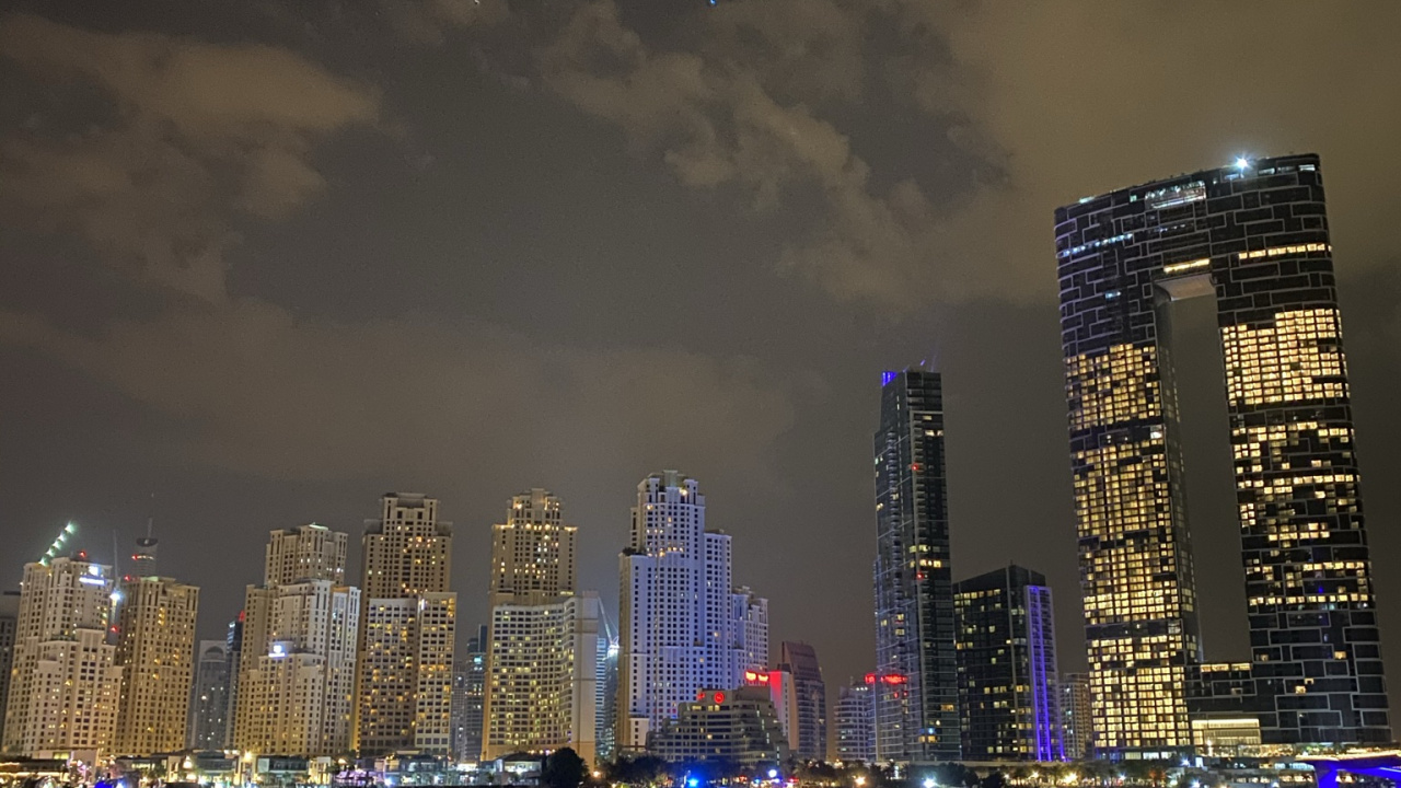 Обои городской пейзаж, вода, дневное время, башня, ночь в разрешении 1280x720