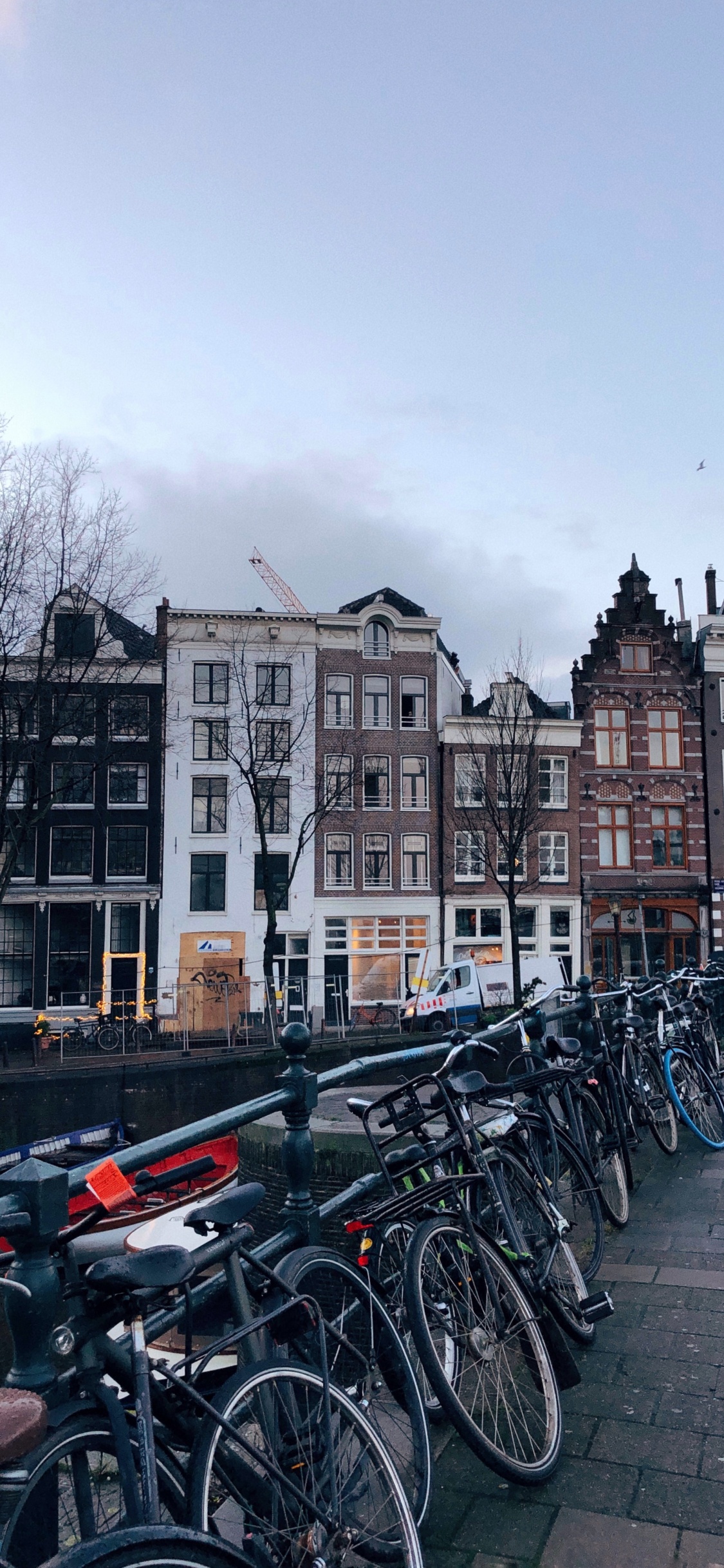 Обои канал, дорожный велосипед, велосипед, гибридный велосипед, водный путь в разрешении 1125x2436