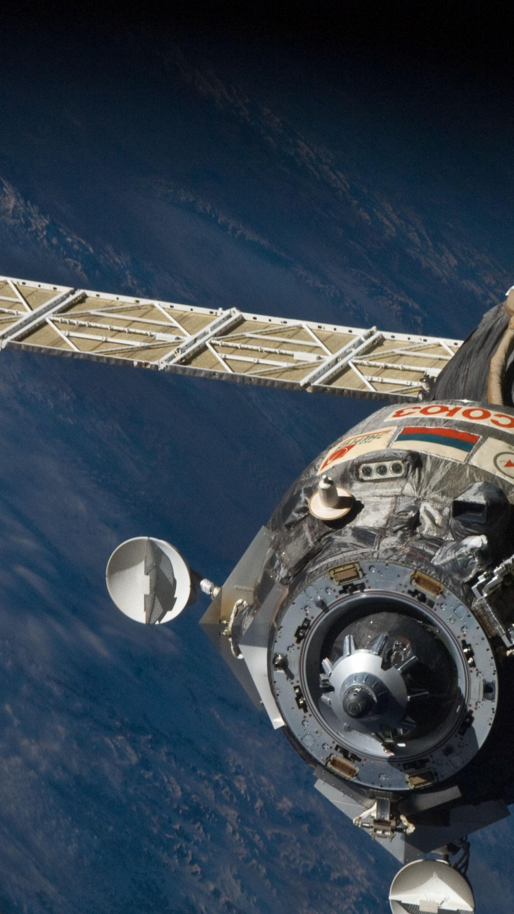 Обои космический аппарат, Международная космическая станция, космическое пространство, астронавт, космическая станция в разрешении 750x1334