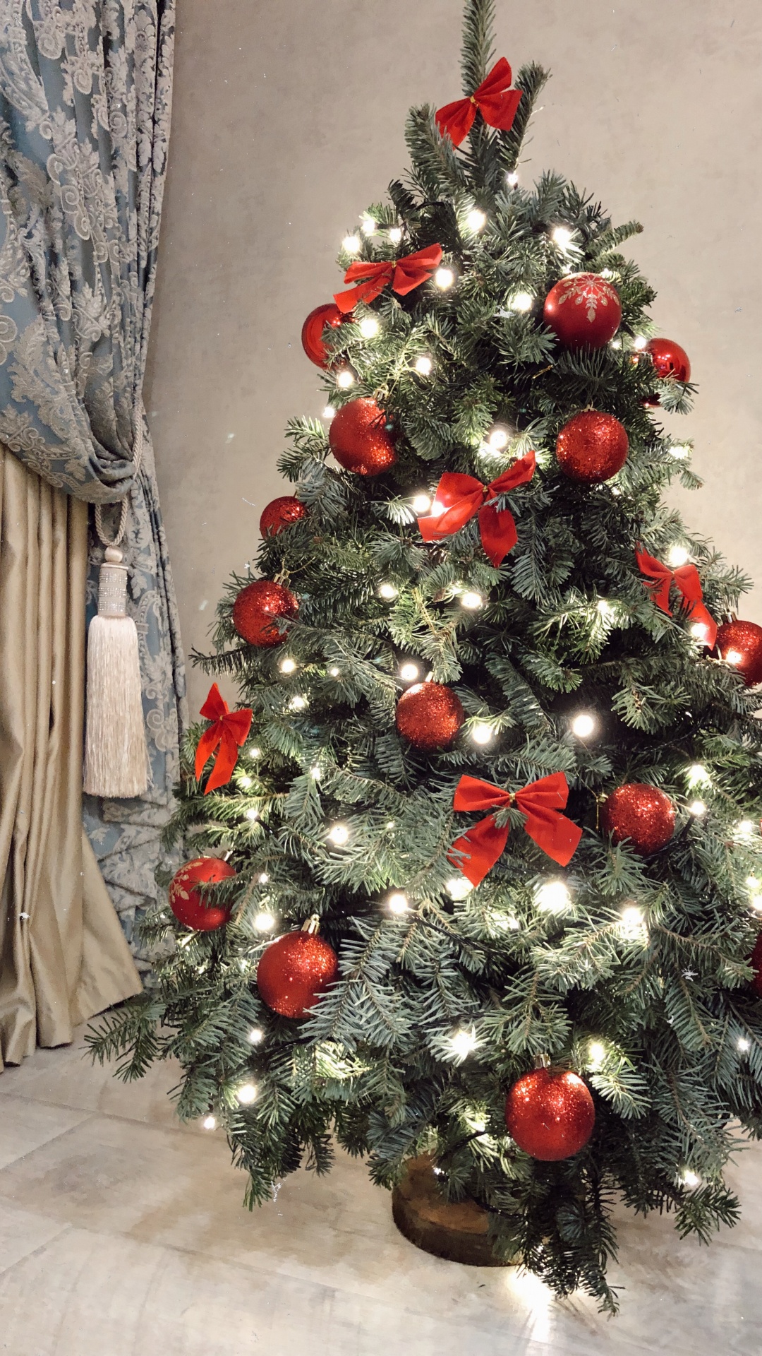 Обои елка, Рождественский день, ель, Рождественские украшения, дизайн интерьера в разрешении 1080x1920