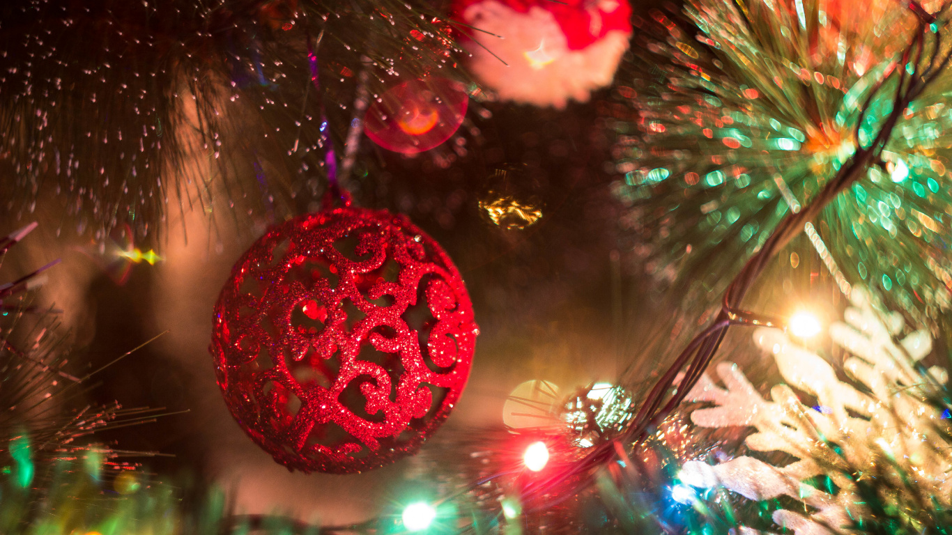 Обои Новый год, Рождественский день, гирлянда, праздник, елка в разрешении 1366x768