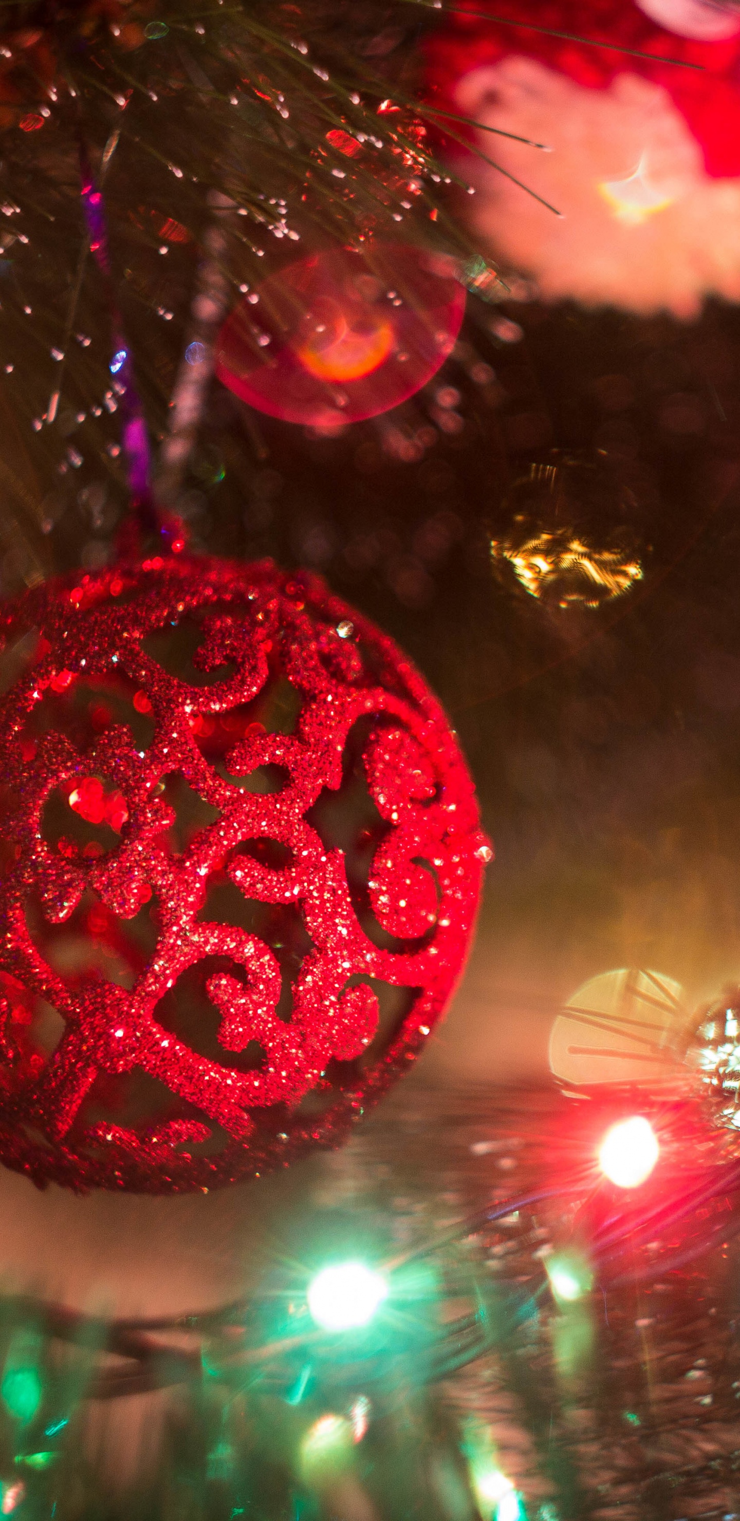 Обои Новый год, Рождественский день, гирлянда, праздник, елка в разрешении 1440x2960