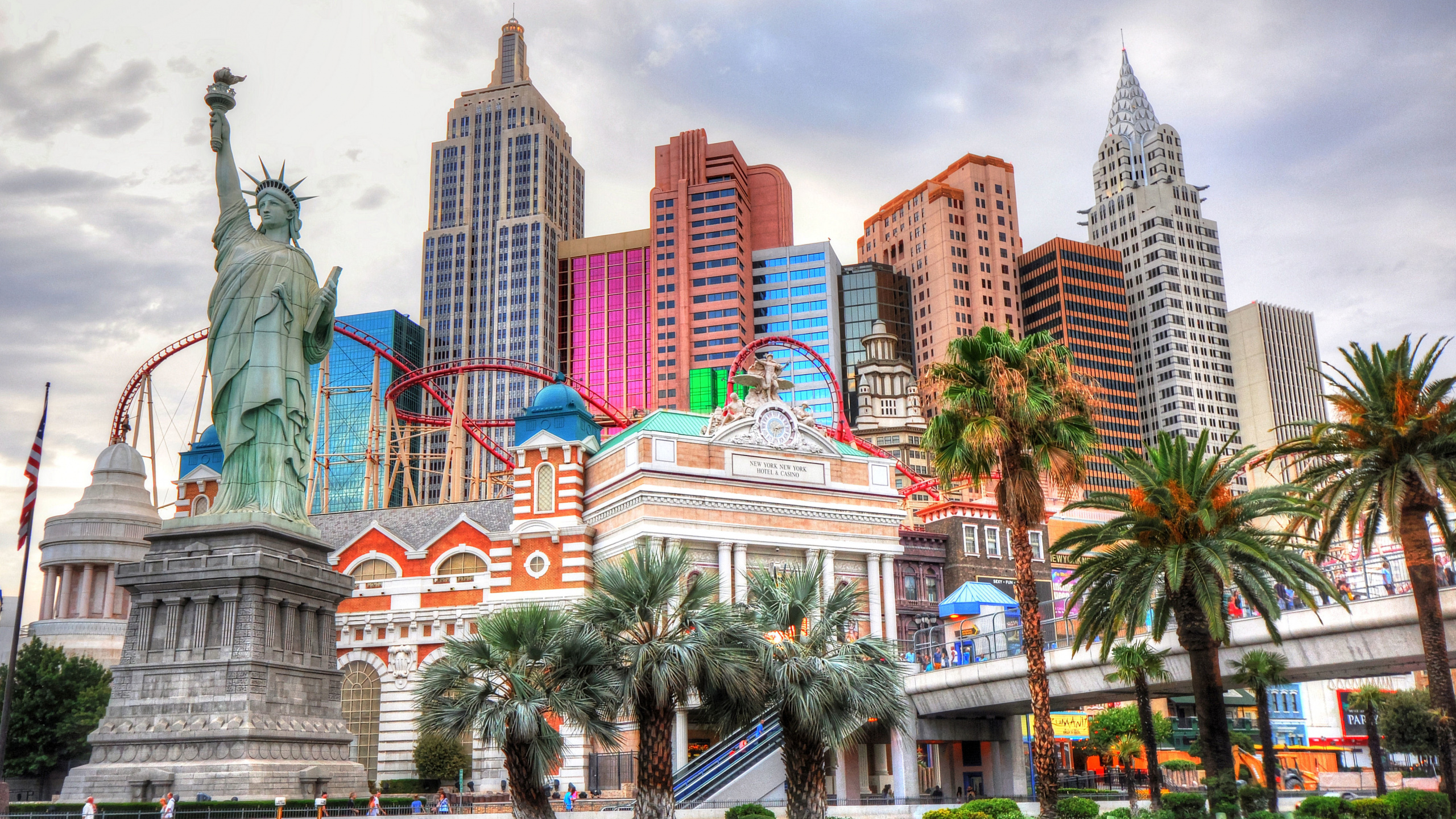 Обои Нью-Йорк-Нью-Йорк Отель казино, город, городской район, небоскреб, городской пейзаж в разрешении 2560x1440