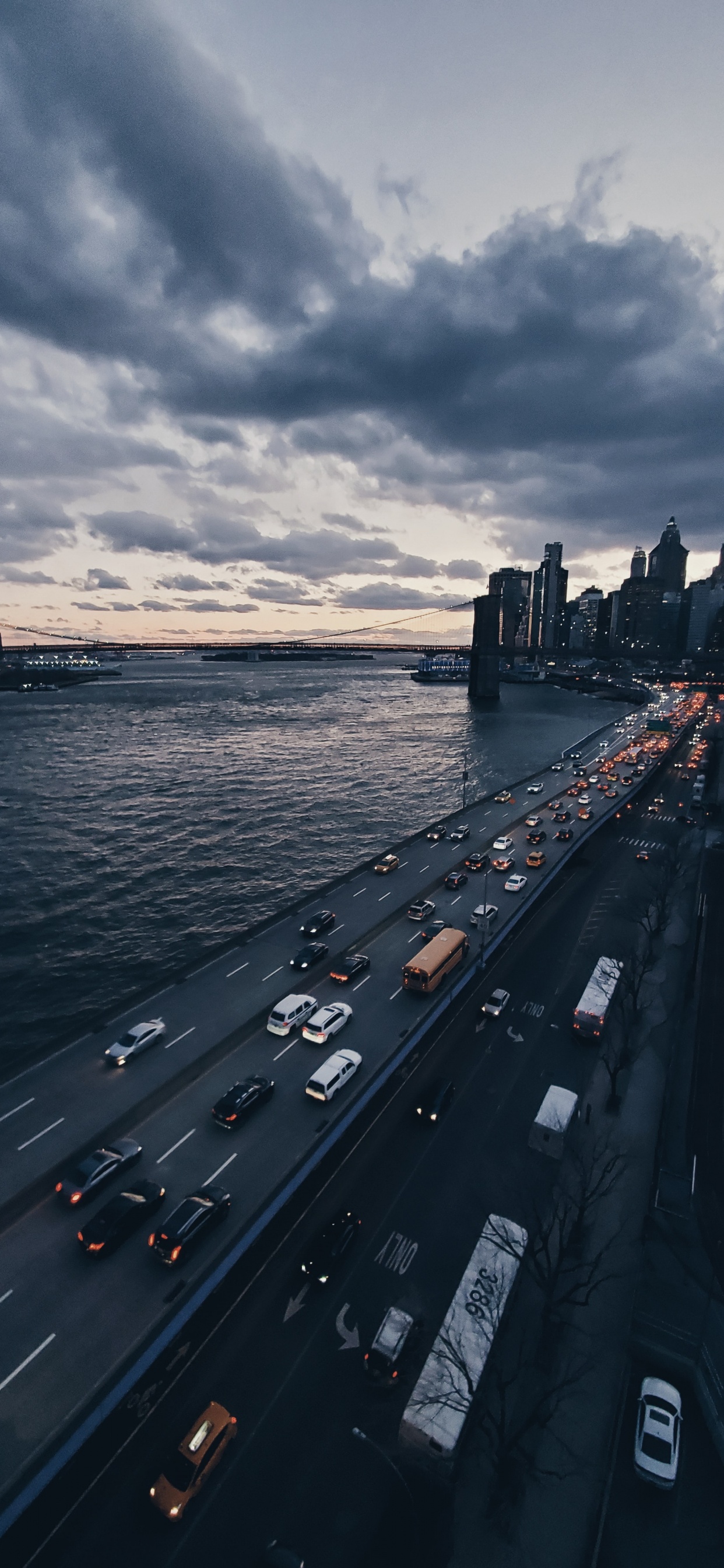 Обои облако, вода, легковые автомобили, здание, водоем в разрешении 1242x2688