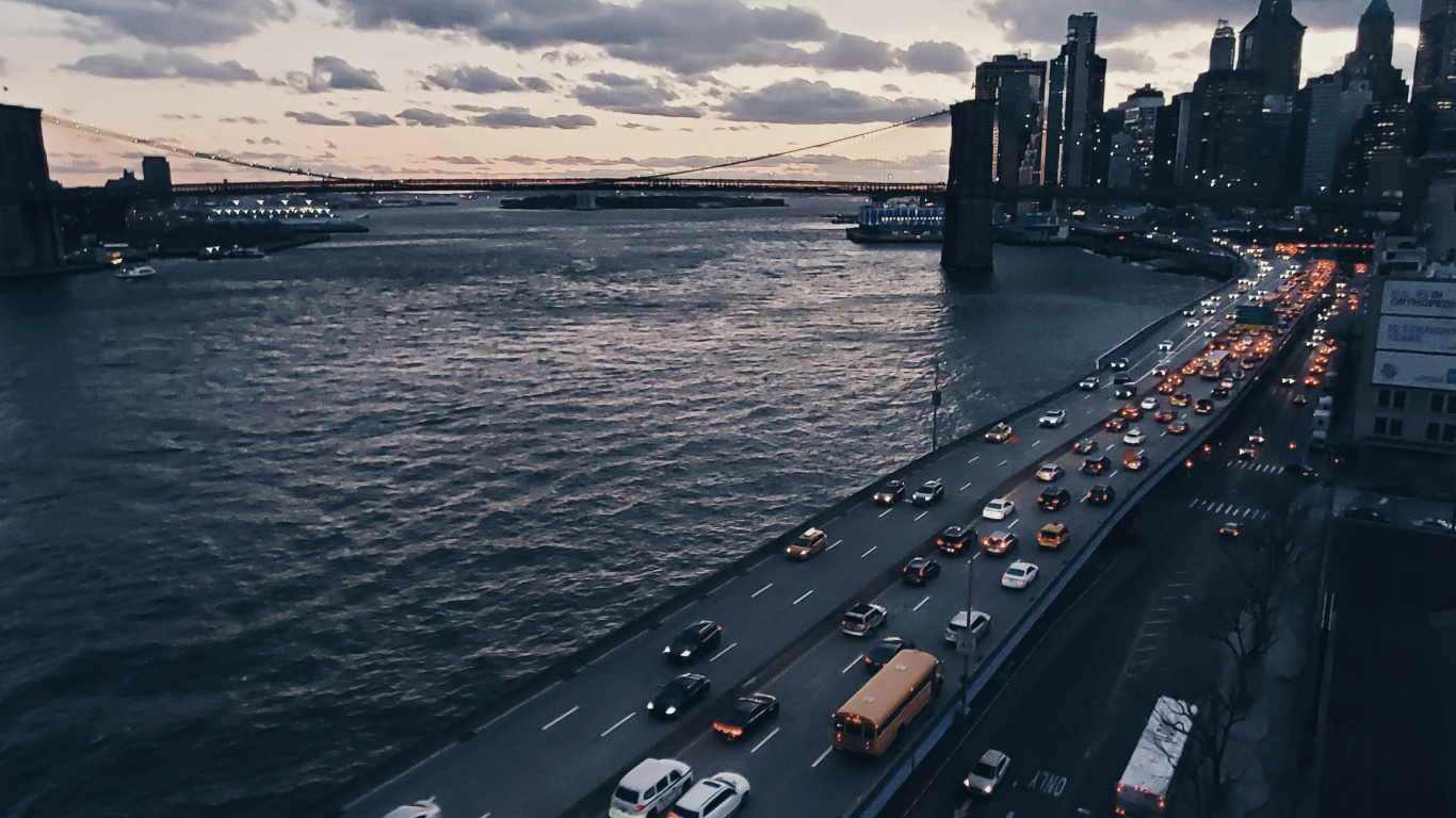 Обои облако, вода, легковые автомобили, здание, водоем в разрешении 1366x768