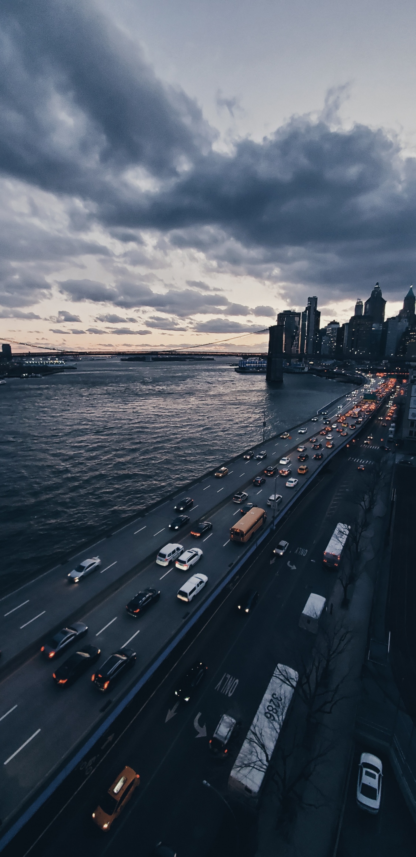 Обои облако, вода, легковые автомобили, здание, водоем в разрешении 1440x2960