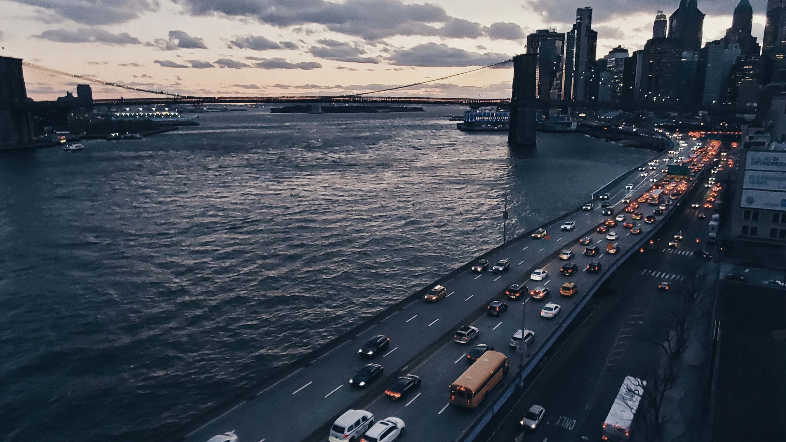 Обои облако, вода, легковые автомобили, здание, водоем в разрешении 2560x1440